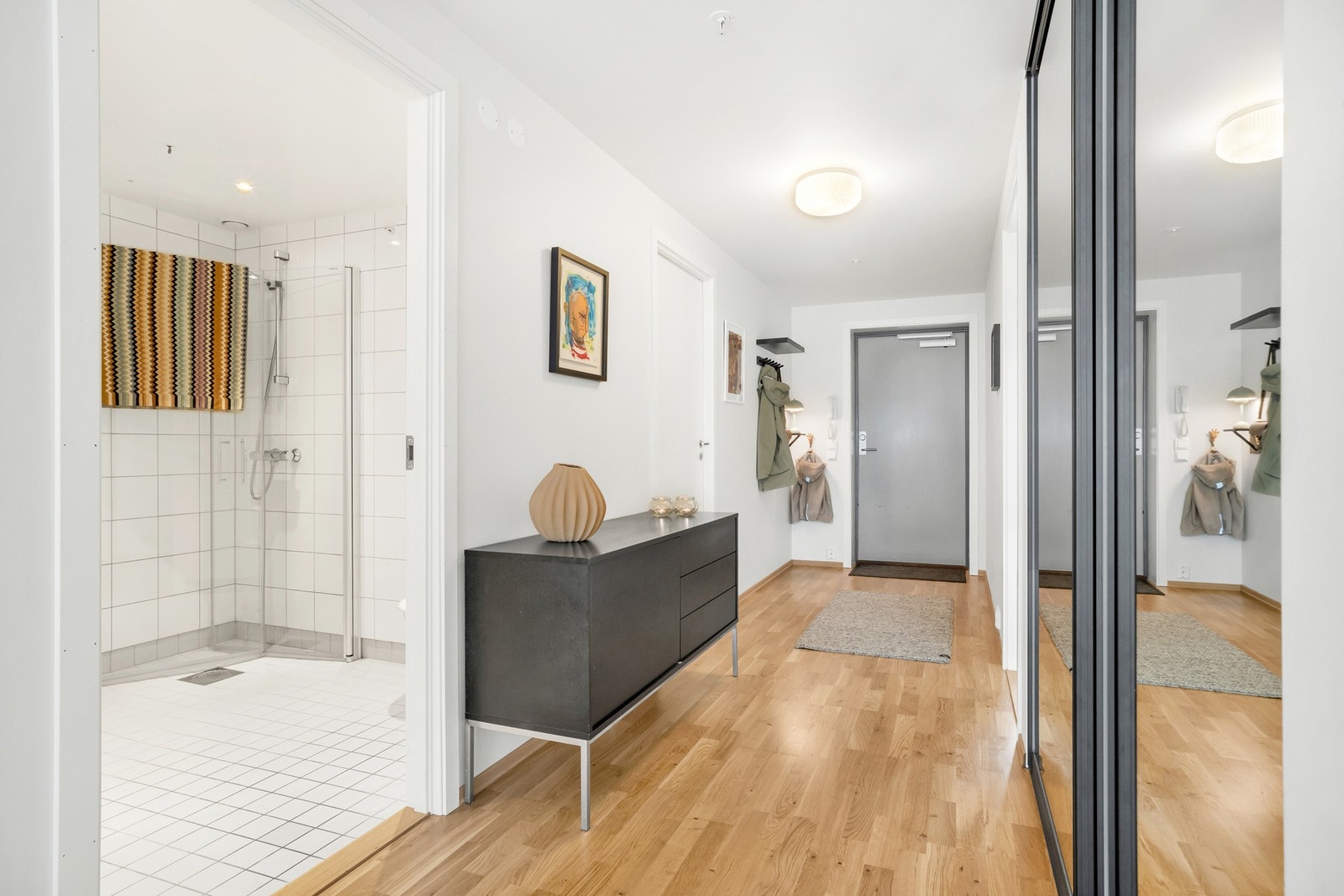 Plassbygd skyvedørsgarderobe m/speilfronter i mellomgang. Felleskostnadene inkl. bl.a fjernvarme (oppvarming/varmtvann), TV-pakke og internett. Galleribilde