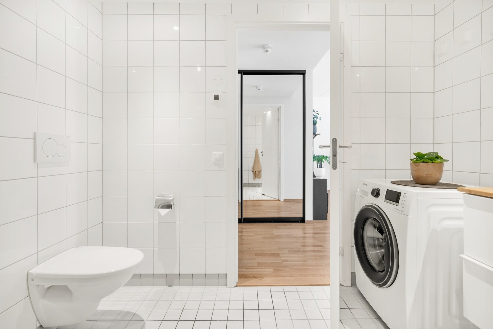 Badet er på ca. 6 kvm og ble oppgradert i 2017 med ny innredning og nye fliser på gulv. Galleribilde