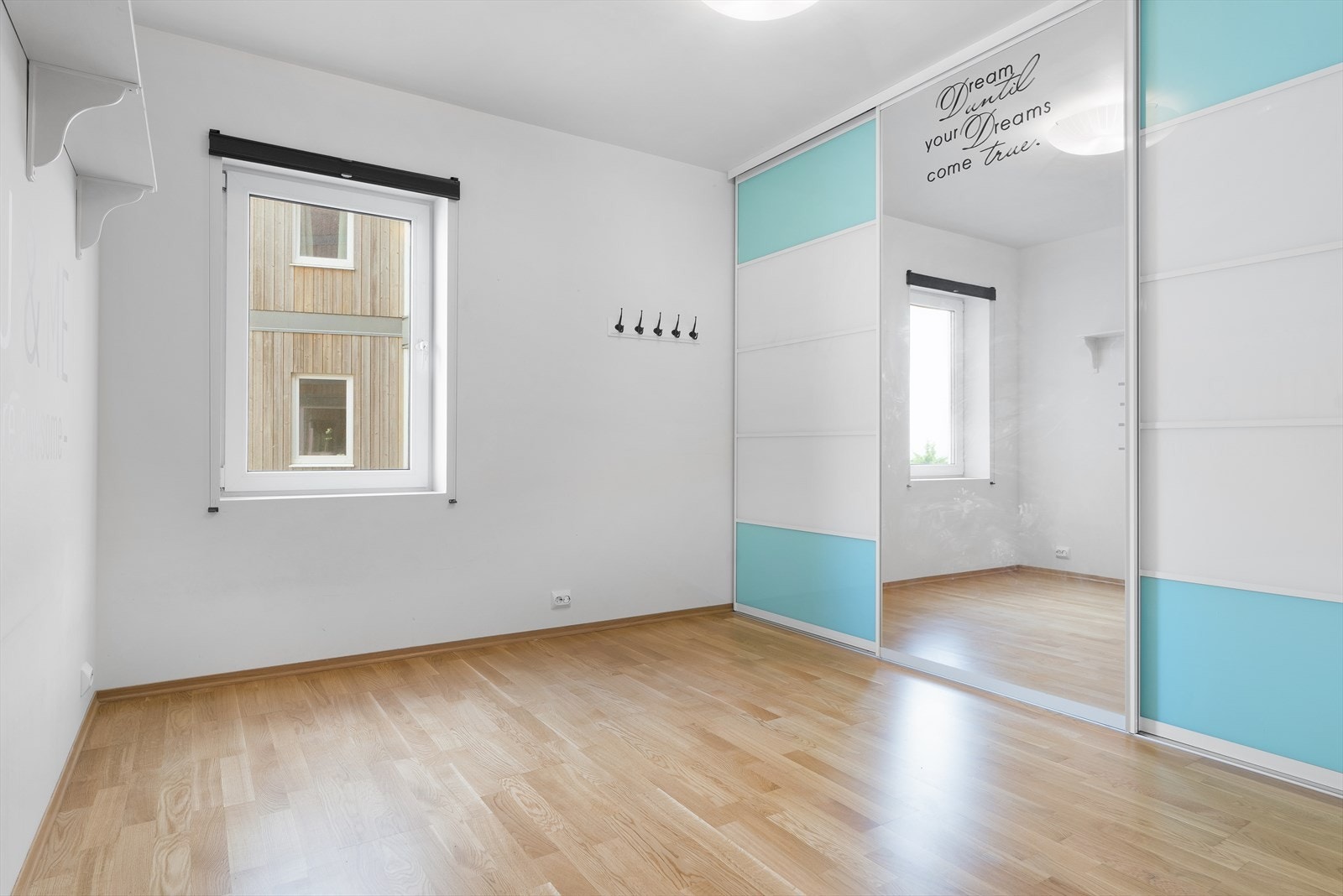 Soverom med skyvedørsgarderobe. Galleribilde