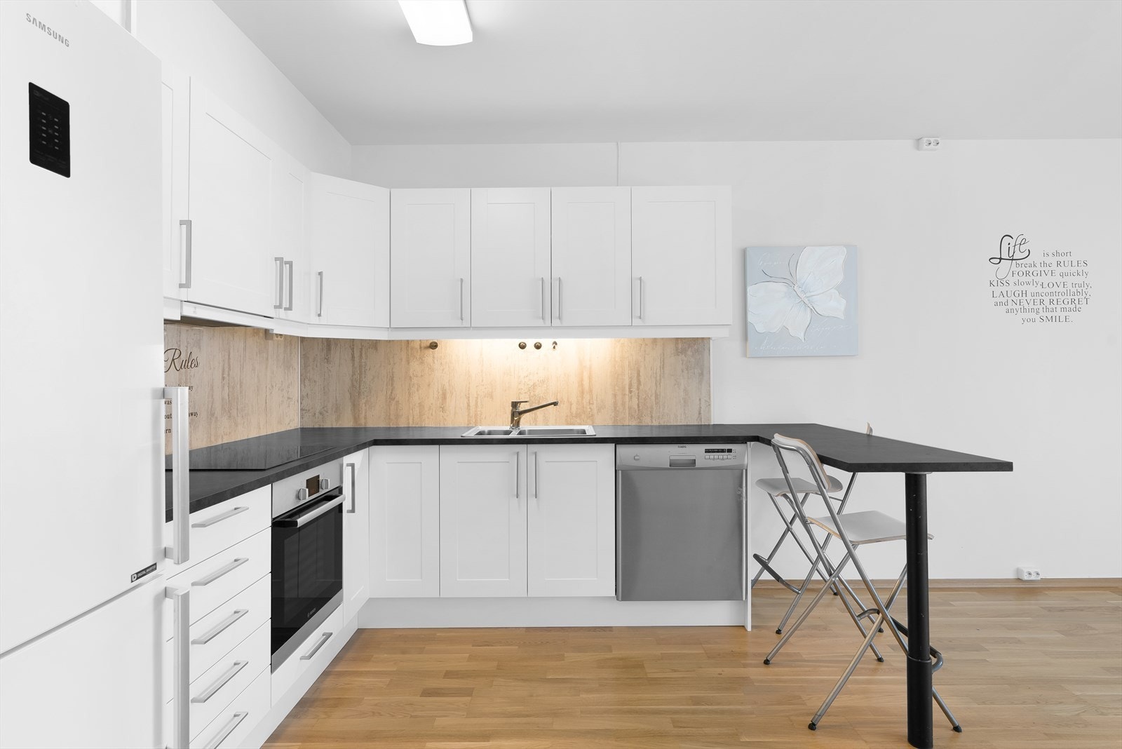 Velkommen til Kråfjellet 9, Sirevåg. Leiligheten presenteres av Kristine Ree Espedal i EiendomsMegler 1 Jærmegleren. Galleribilde