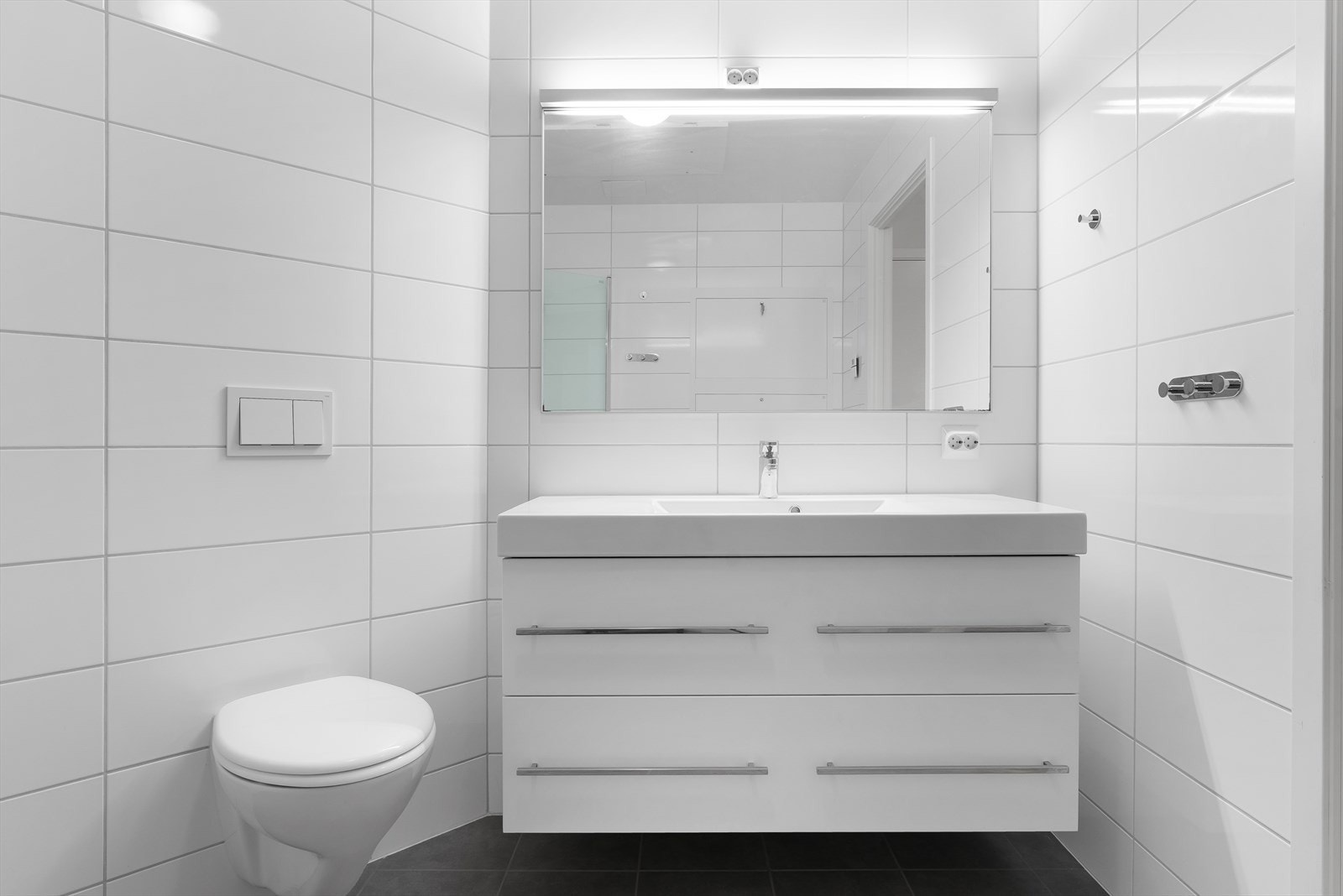 Badet har vegghengt toalett. Galleribilde