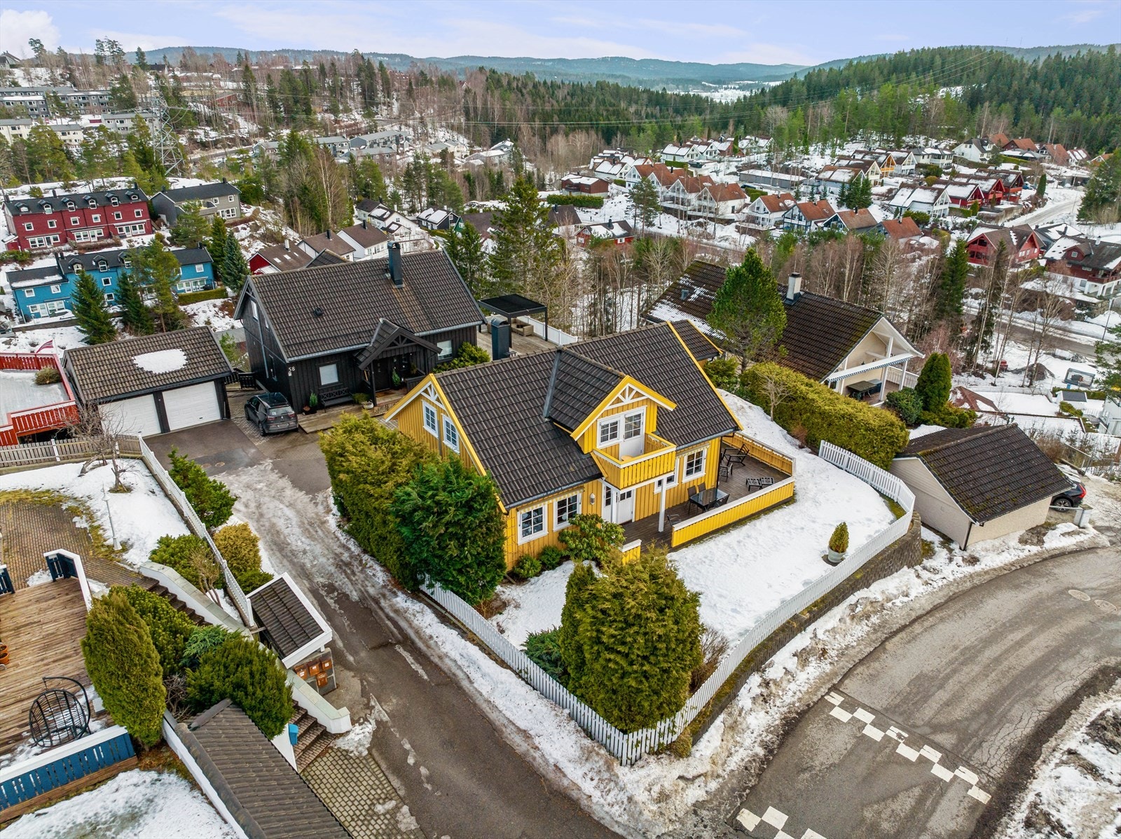 Videre er det kort gang/sykkelavstand til buss mot Oslo, Rasta barneskole, barnehager, nærsenter og servicefasiliteter. Galleribilde
