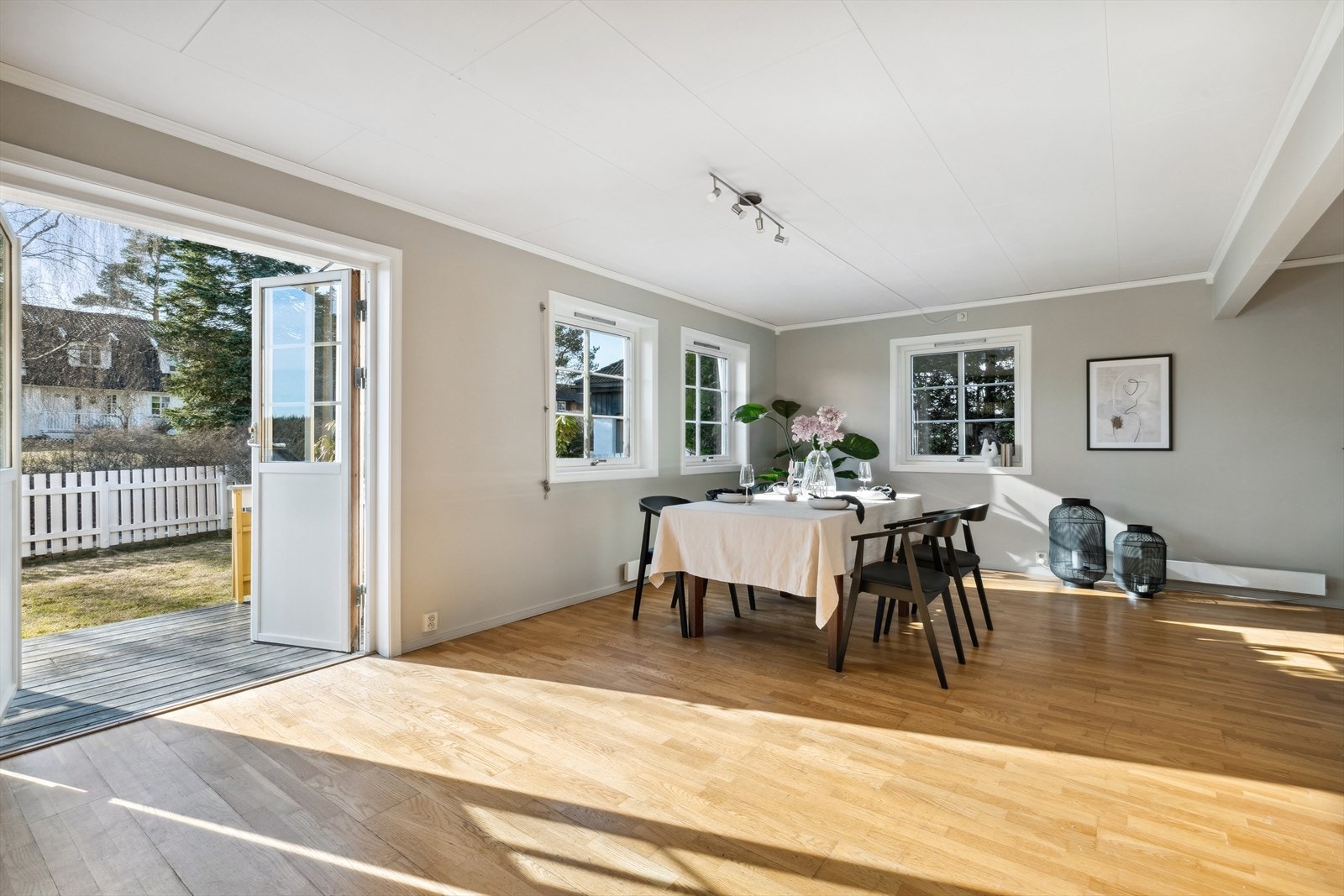 Fra stuen er det utgang til terrassen. Galleribilde