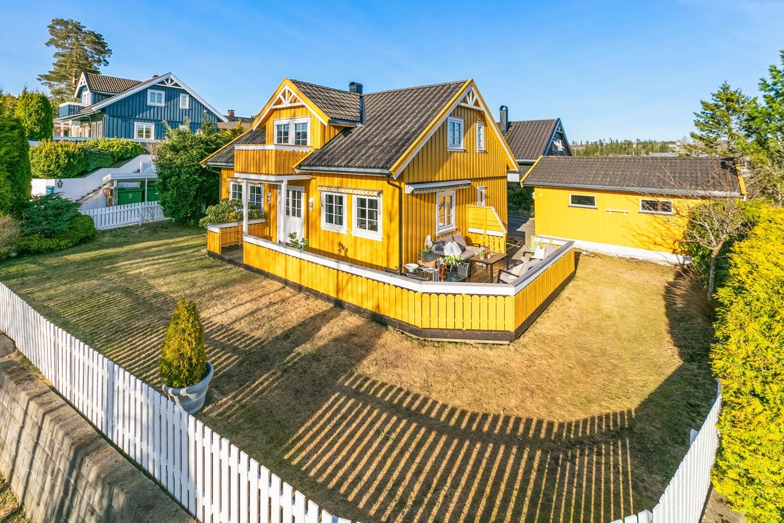 Boligen har flere flotte uteplasser med gode solforhold og en opparbeidet tomt med beplantning og plenarealer. Galleribilde
