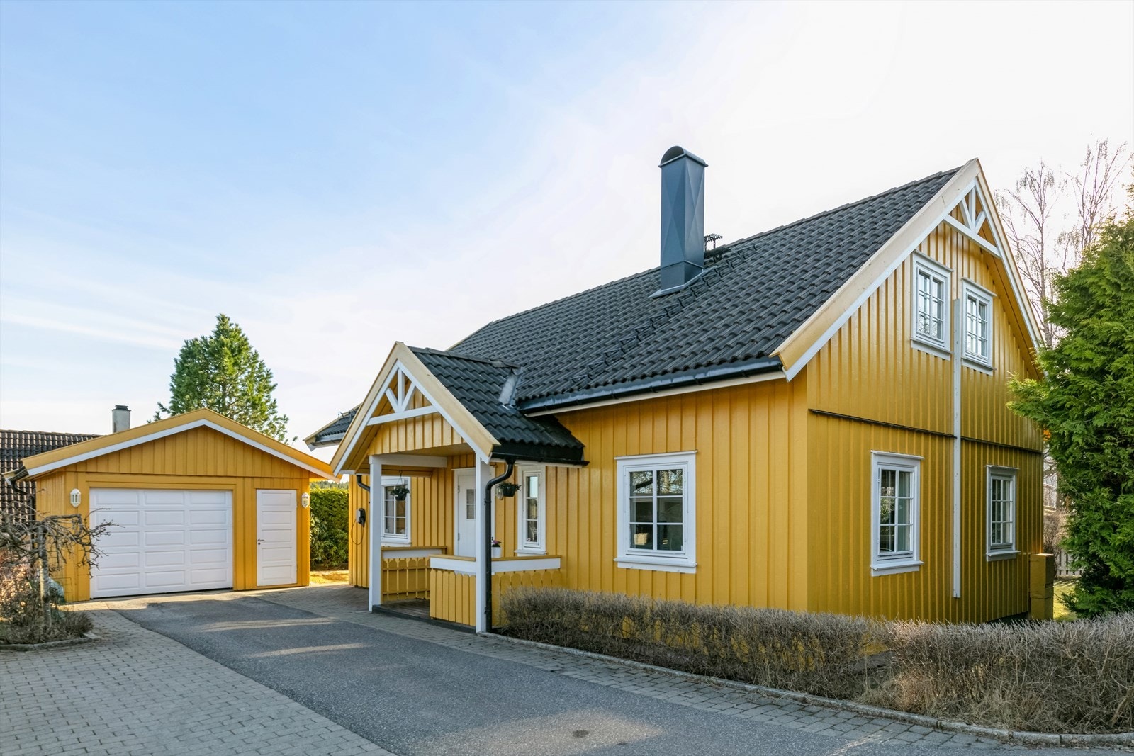Parkering i enkel garasje med elbillader. Galleribilde