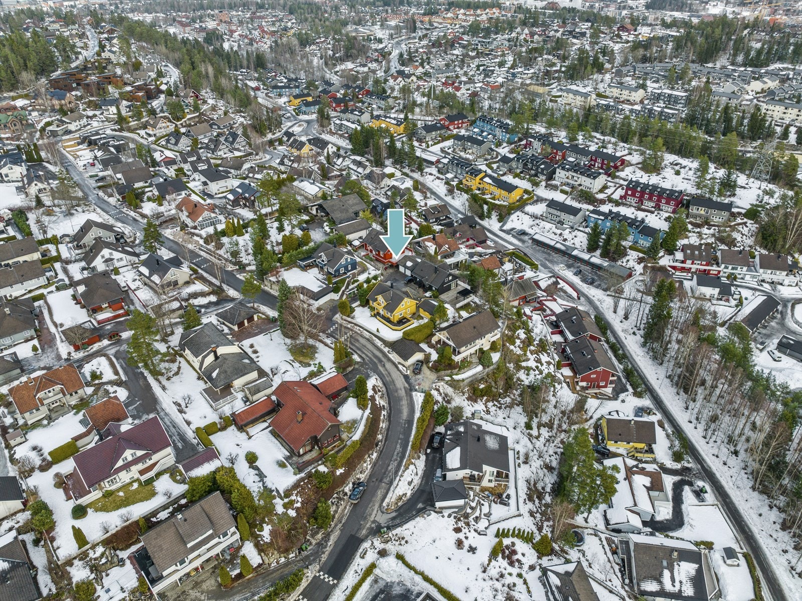 Eiendommen ligger i et sentralt, attraktivt og familievennlig boligområde på Rasta i Lørenskog kommune. Galleribilde