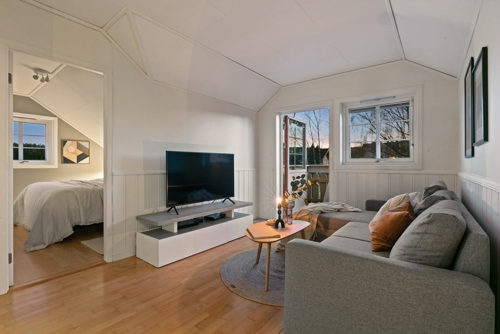 Fra stuen i 2.etasje er det utgang til en balkong. Galleribilde