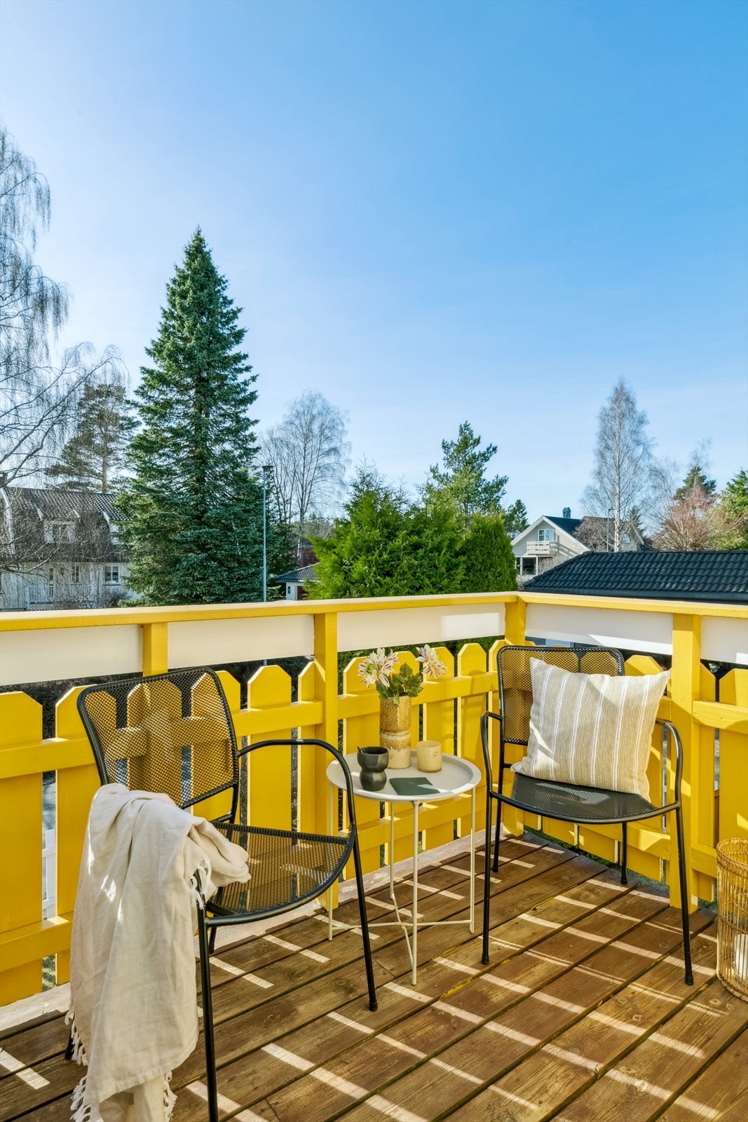 Balkong på ca. 3.2 m² med plass til mindre sittegruppe. Galleribilde
