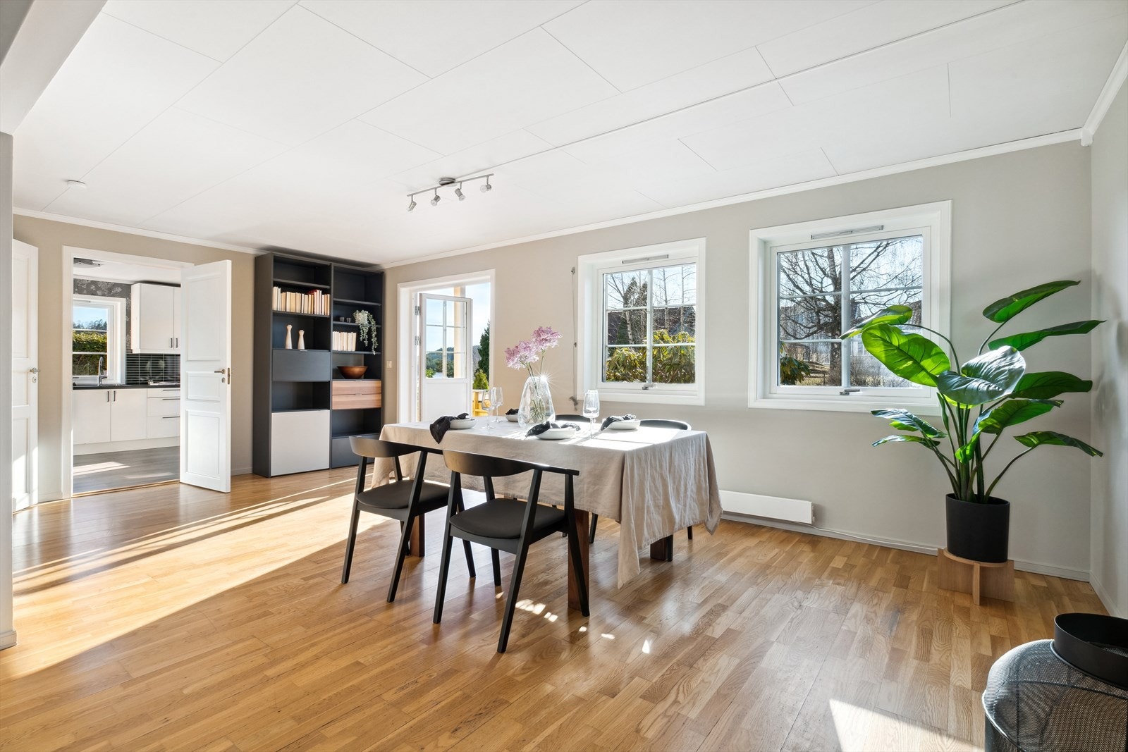 Rommet får masse naturlig lysinnslipp via store vindusflater. Galleribilde