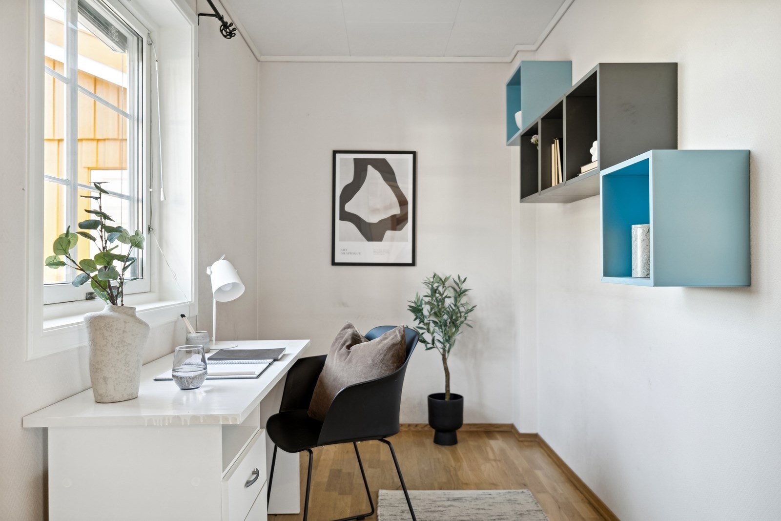 Soverom i 1.etasje er innredet som et kontor og kan enkelt innredes til et soverom ved behov. Galleribilde