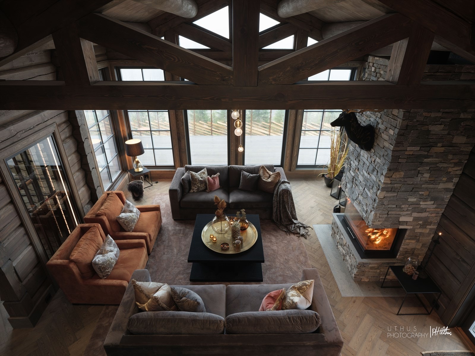 Nordvik v/ Richard Askjem presenterer stolt denne luksuriøse "Chalet De Luxe" hytten med en et gulvareal på hele 210 kvm. Galleribilde