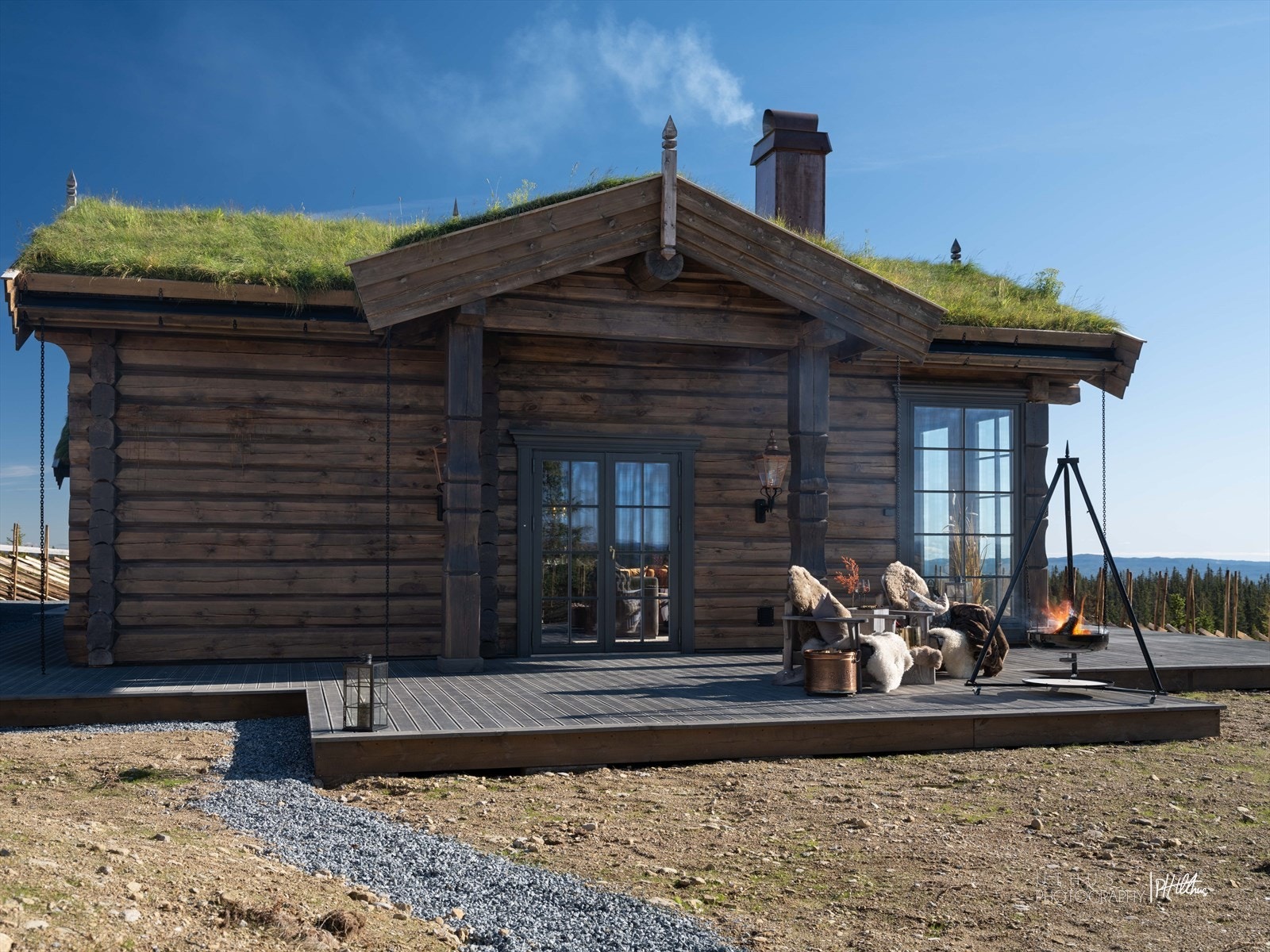 Både sol og utsikt kommer til sin rett på en stor, herlig markterrasse som strekker seg rundt tre sider av hytta. Galleribilde