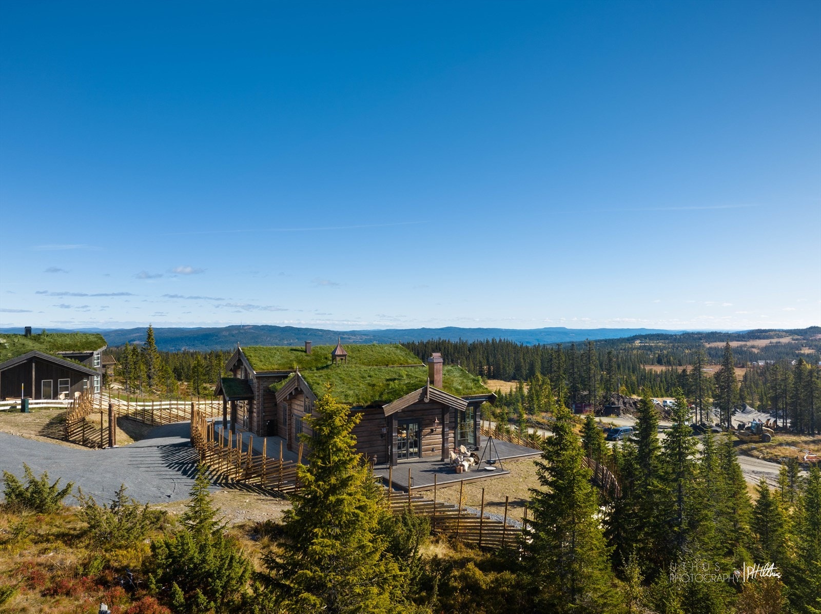 Gårdsplassen er gruslagt og hele den idylliske naturtomten er rammet inn med tradisjonell skigard. Galleribilde