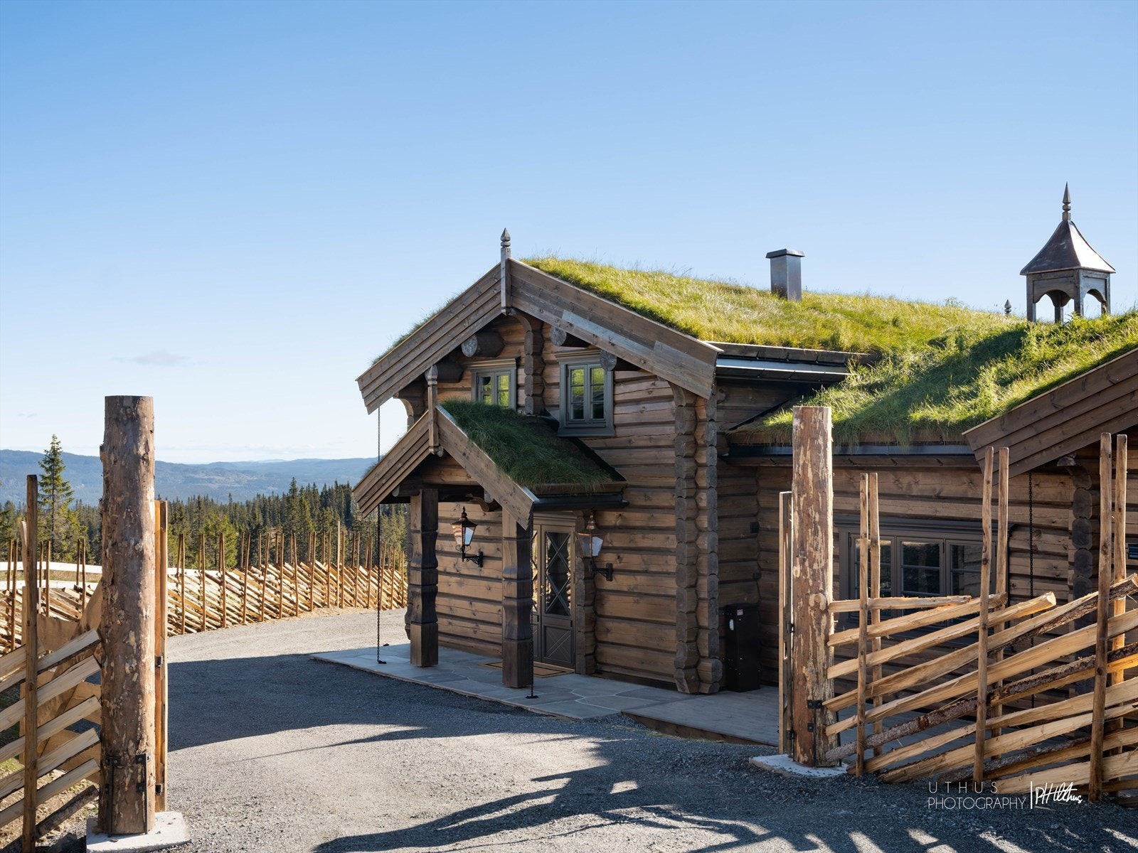 Pipe og klokketårn er håndlaget i kobber av lokal blikkenslager (PROMEK). Galleribilde