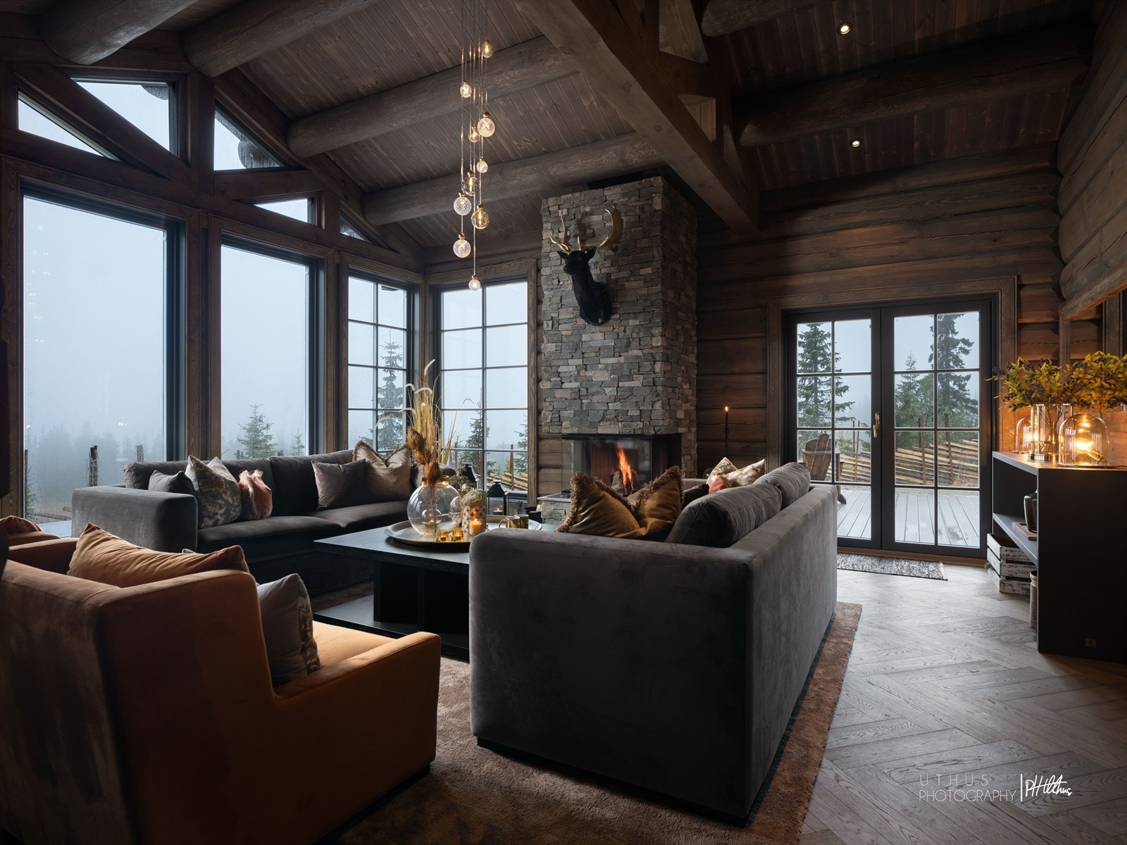 Dagslyset strømmer inn via store vinduer fra gulv til tak og sørger for unik, naturlig lyssetting, og når kvelden nærmer seg er det downlights, eksklusiv designbelysing og fyr i peisen som setter den rette stemningen. Galleribilde