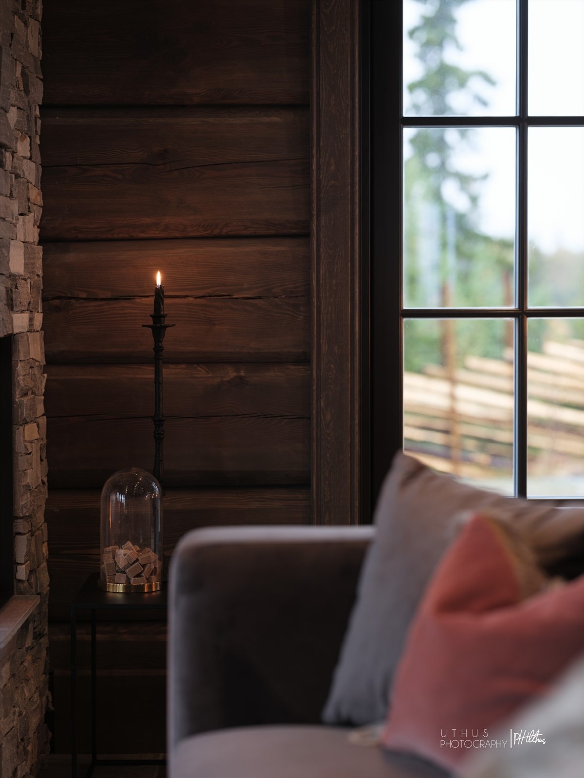 Alt av listverk (gulvlister, taklister, vinduslister) er håndfrest og laget etter eget unikt Chalet De Luxe-design. Dette er også vokset. Galleribilde