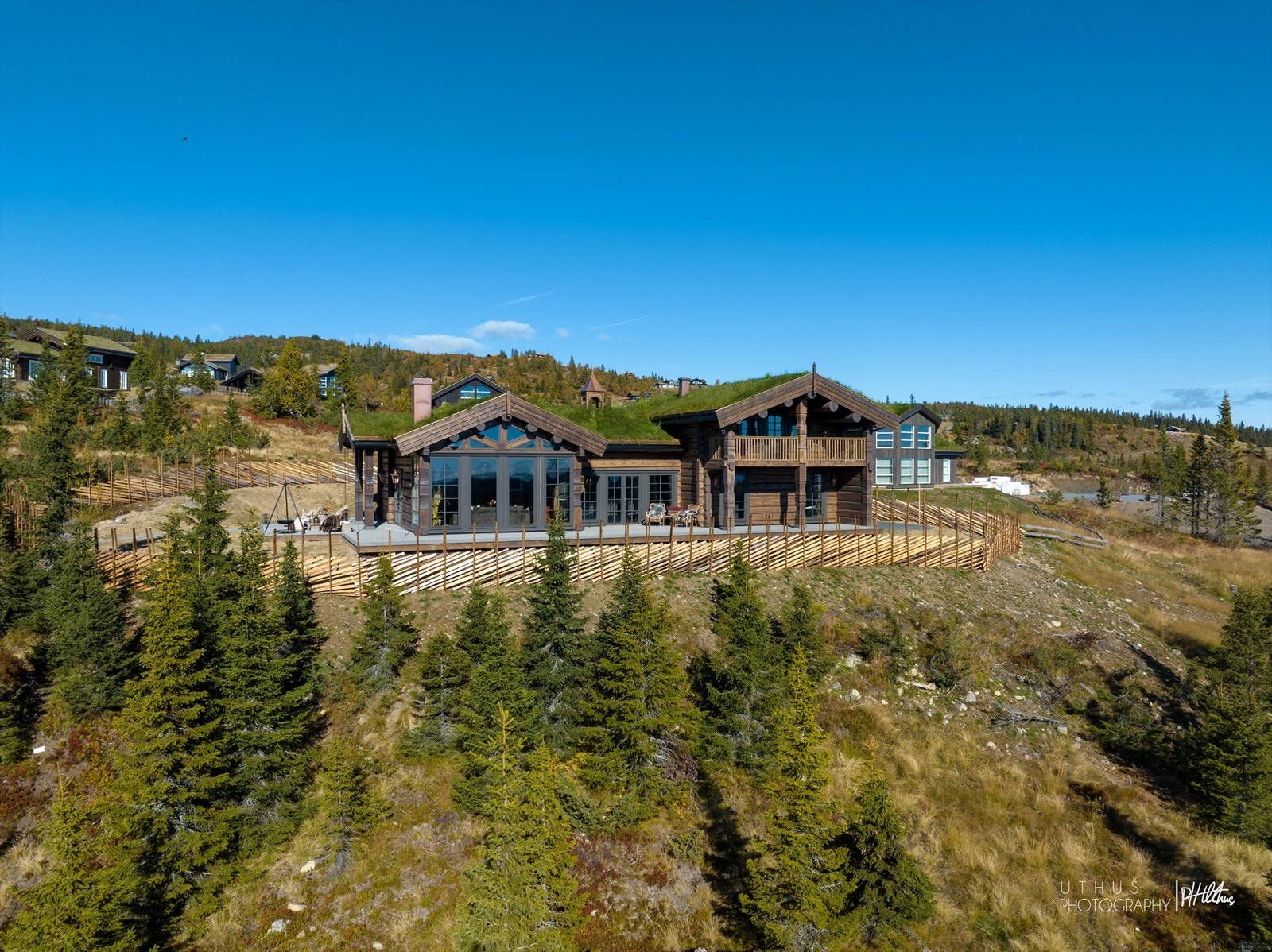 Dette er et veletablert hytteområde som ligger i et åpent og fritt terreng mot syd/sydøst, og kjennetegnes av en nydelig 360 panoramautsikt. Galleribilde