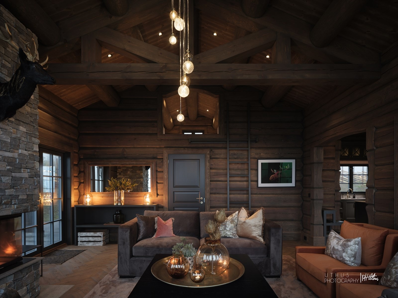 Fra stuen er det adkomst til en hems med ytterligere to sengeplasser.
Chalet De Luxe-designet stigetrapp, malt i fargen Elegant og med panelovn og downlights. Galleribilde