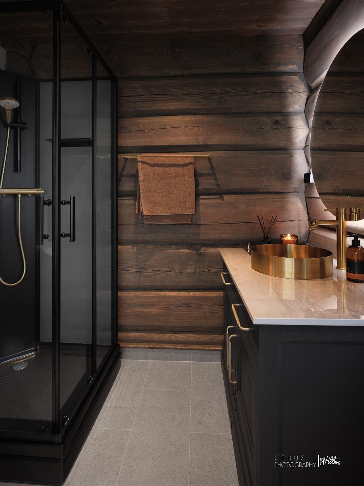 Den spesialdesignede Chalet De Luxe-innredningen har mørke fronter, Dekton Arga benkeplate fra Cosentino og toppmontert, rund servant i messingfarget stål. Galleribilde