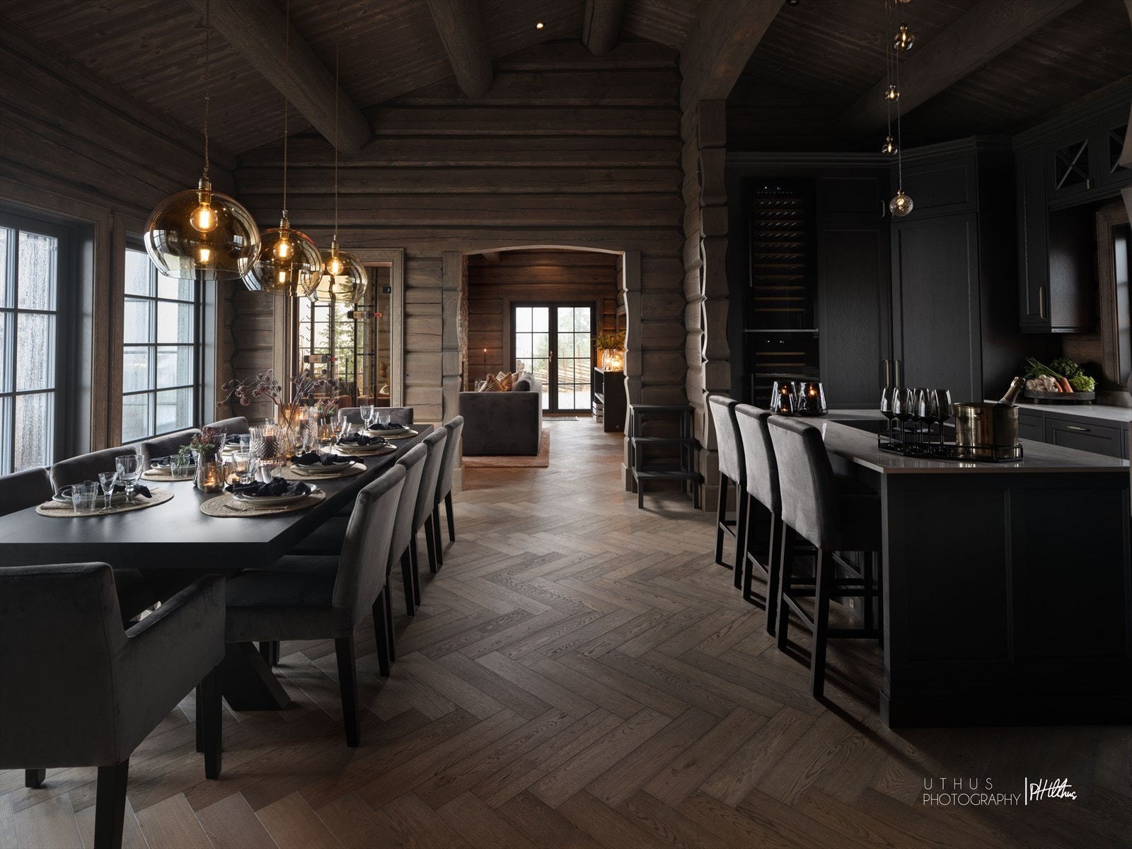 I spisestuen et det laget et vin-display med eget Chalet De Luxe-design, med bronsesotede glassdører fra Valdres Glasservice AS, og integrerte vinhyller av typen Vintage View fra Vinskap.no. Galleribilde