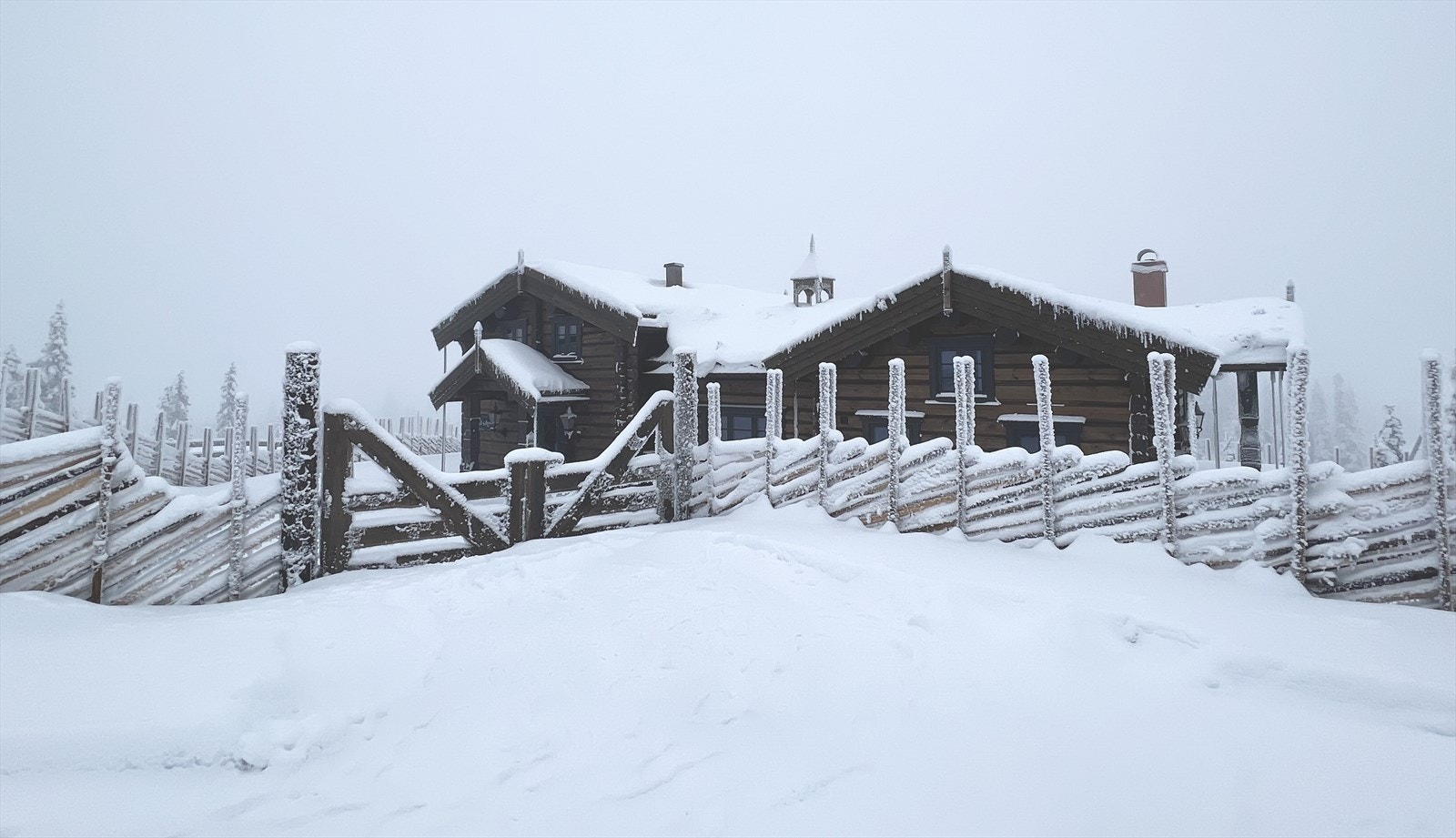 Nordvik v/ Richard Askjem presenterer stolt denne luksuriøse "Chalet De Luxe" hytten med en et gulvareal på hele 210 kvm. Galleribilde