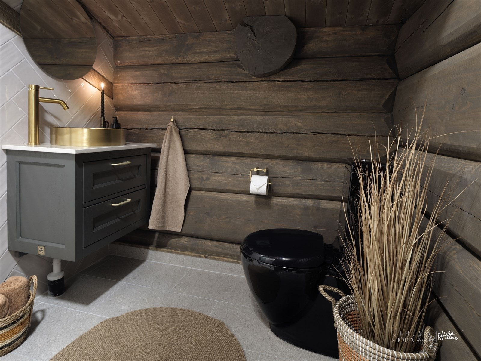 Ved loftstuen og soverommene i andre etasje er det et arealeffektivt bad med like overflater som badene i første etasje, og med spesialdesignet Chalet De Luxe-innredning. Galleribilde