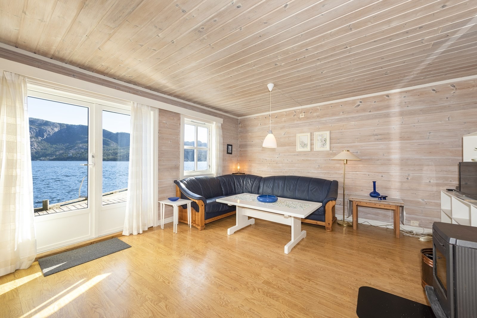 Romslig stue. Galleribilde