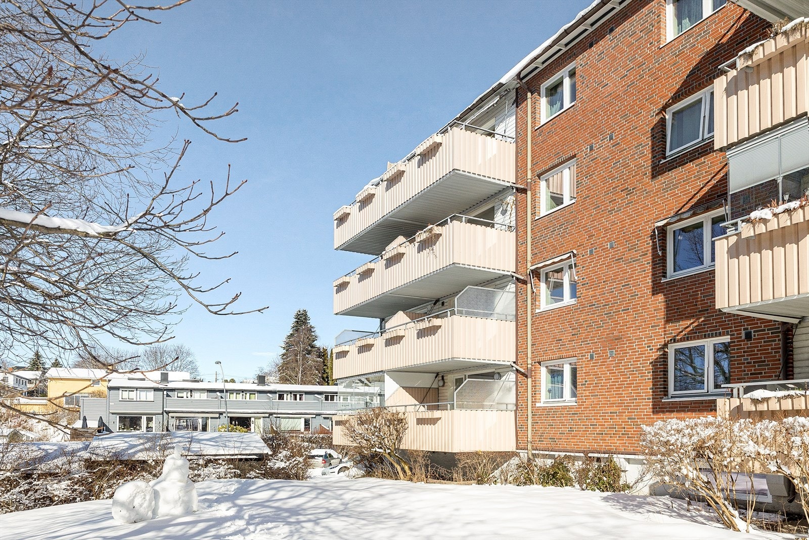 Leiligheten ligger i et barnevennlig og veletablert boligområde på Disen Galleribilde