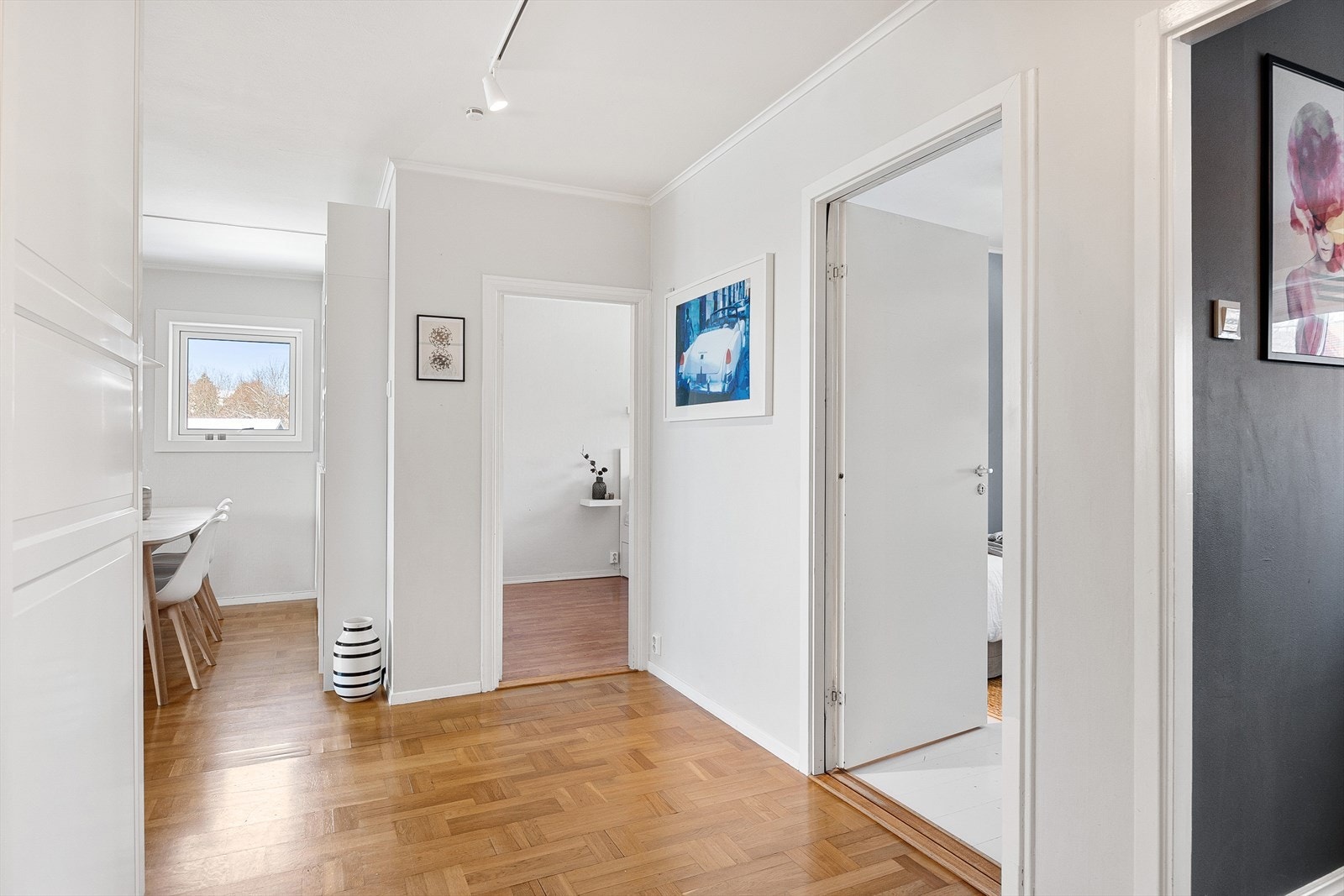 Romslig gang som sikrer god flyt mellom de ulike rommene i leiligheten Galleribilde