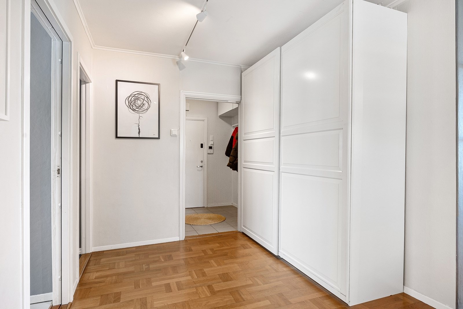 I gangen er det stort skap for oppbevaring av yttertøy Galleribilde