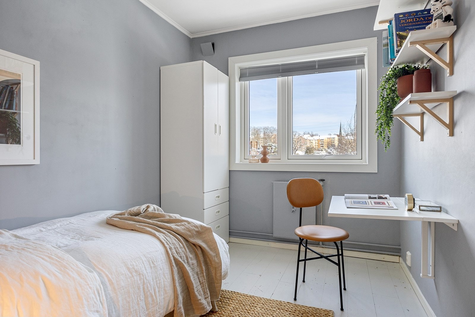 Soverom 2 passer godt som barnerom, gjesterom eller kontor - her er det god plass til seng, skrivepult og skap Galleribilde