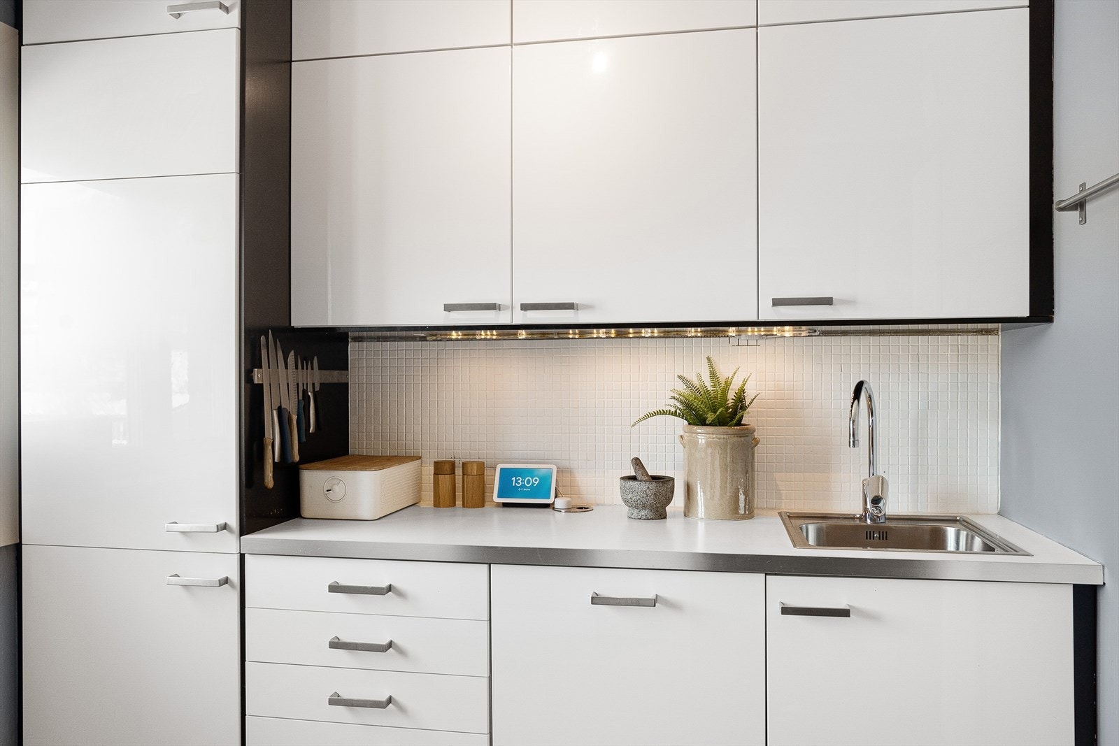 Kjøkkenet er godt utnyttet med masse lagringsplass i både skap og skuffer Galleribilde