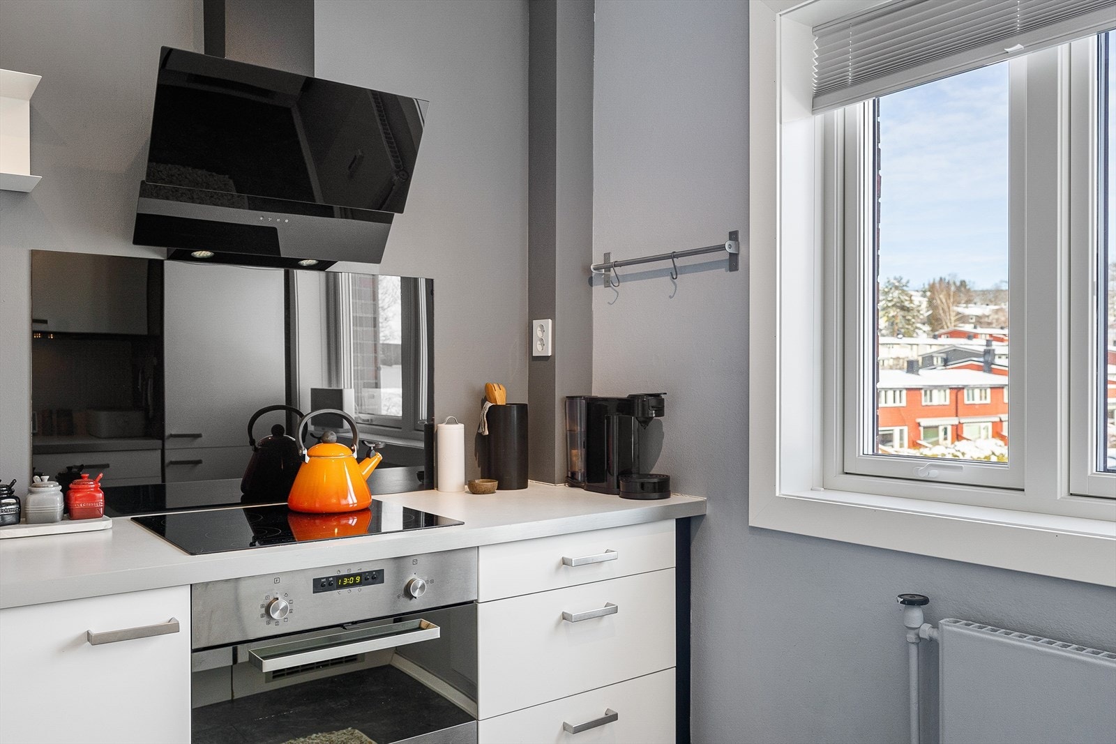 Det er integrert stekeovn, kjøl/fryseskap, oppvaskmaskin og induksjon platetopp. Innredning med kullfiltervifte over stekesonen Galleribilde