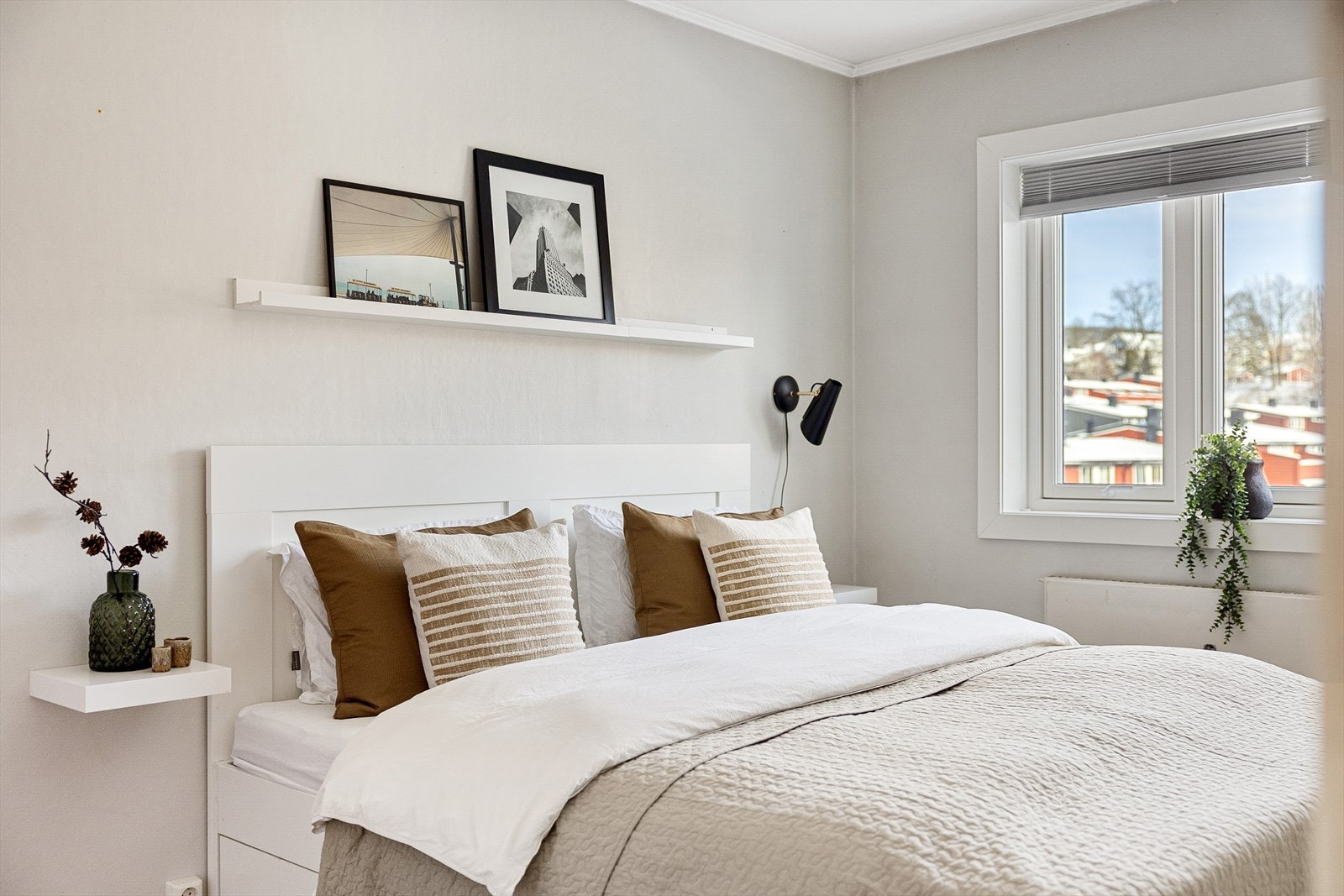 På hovedsoverommet er det god plass til dobbeltseng, nattbord og garderobeskap Galleribilde