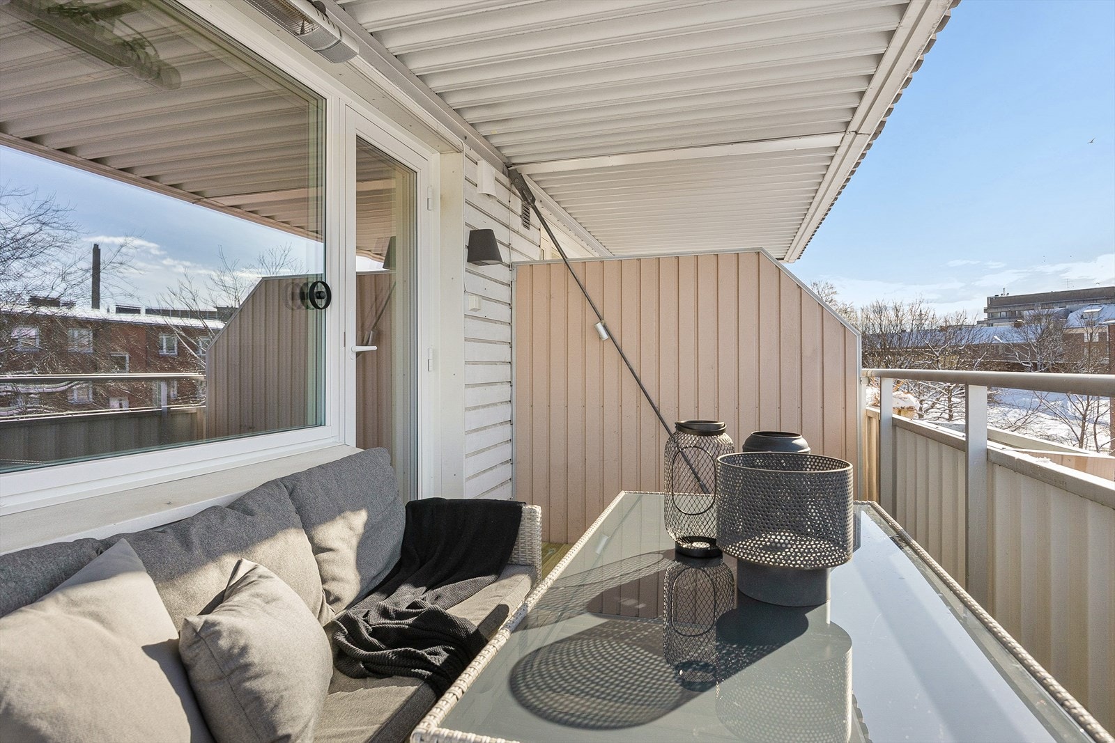 Herlig sørvestvendt balkong på ca. 8 kvm. Selger opplyser at det er sol på balkongen ca kl 13-21 i sommermånedene Galleribilde