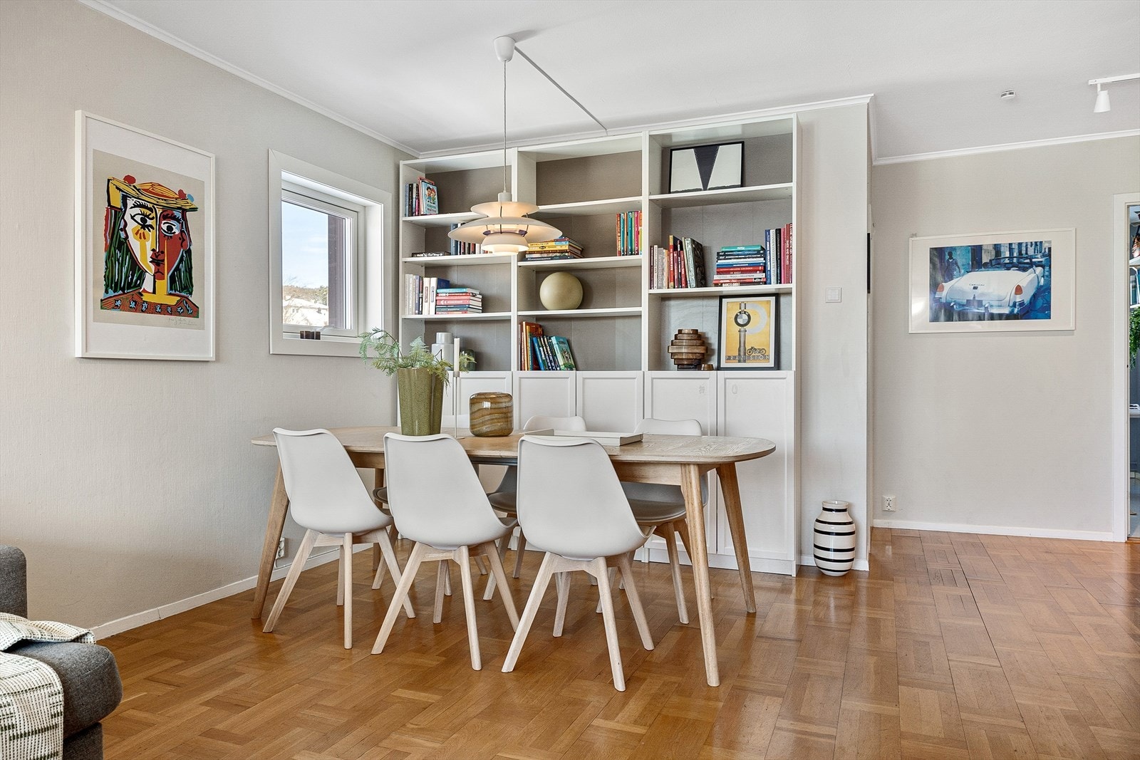 Det er god plass til stort spisebord - perfekt for sosiale sammenkomster Galleribilde