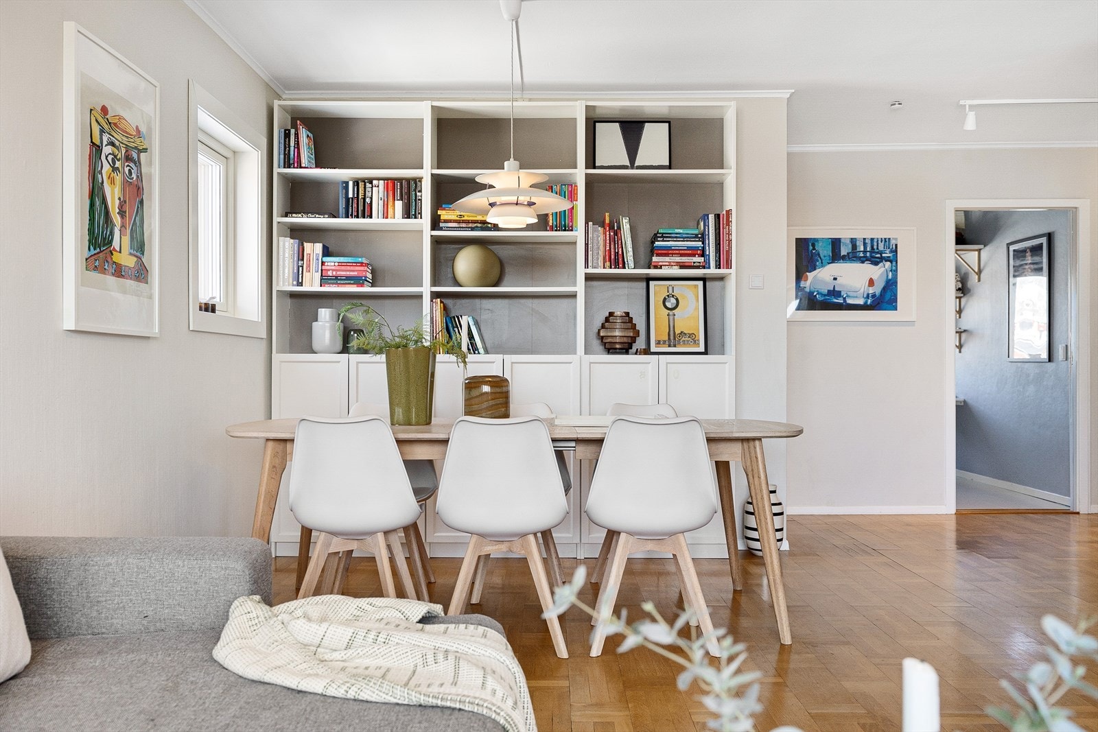 Spisebordet har en naturlig plassering med god tilknytning til kjøkkenet Galleribilde