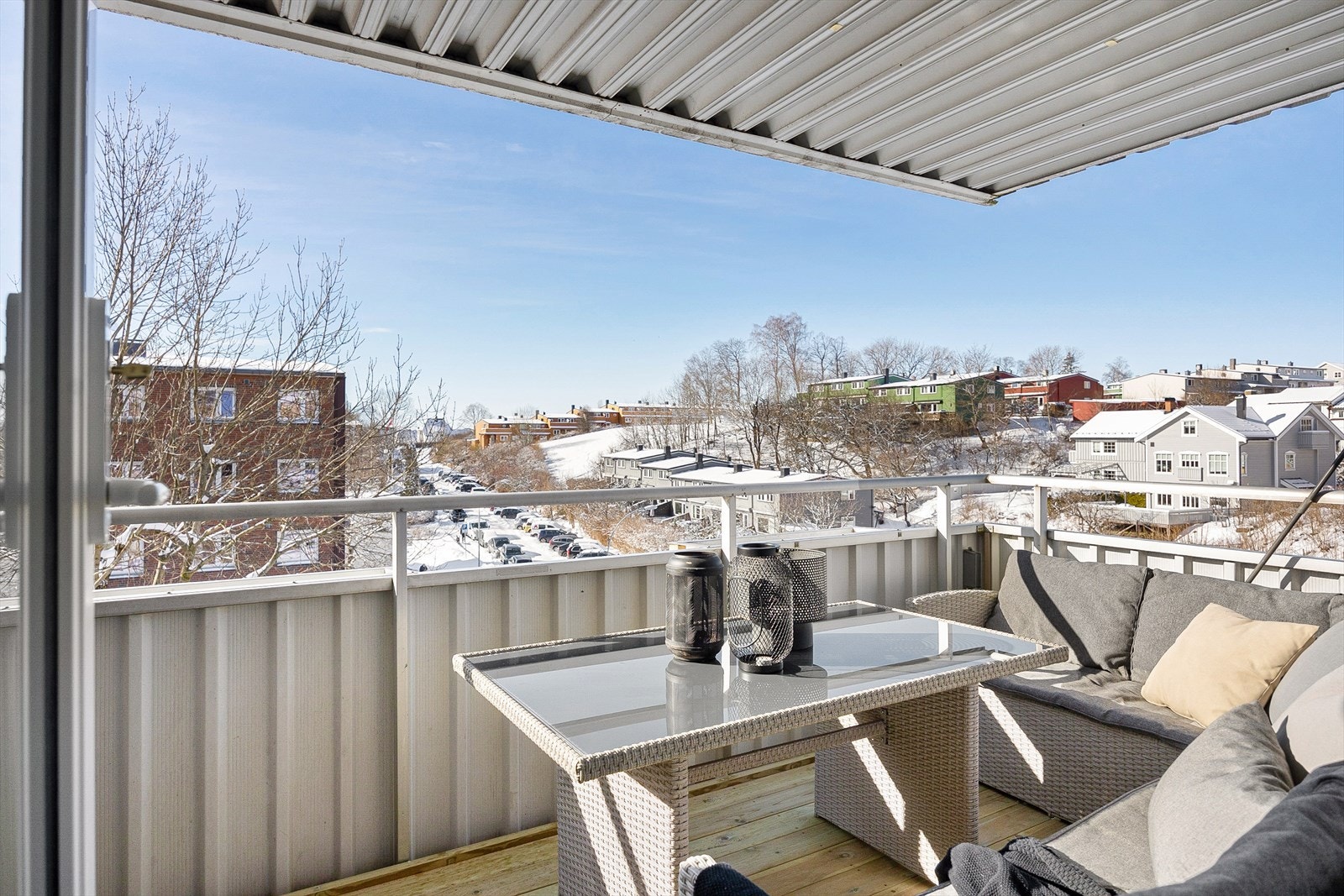 En lys, gjennomgående og pen 3-roms endeleilighet i et veletablert boligområde på Disen Galleribilde