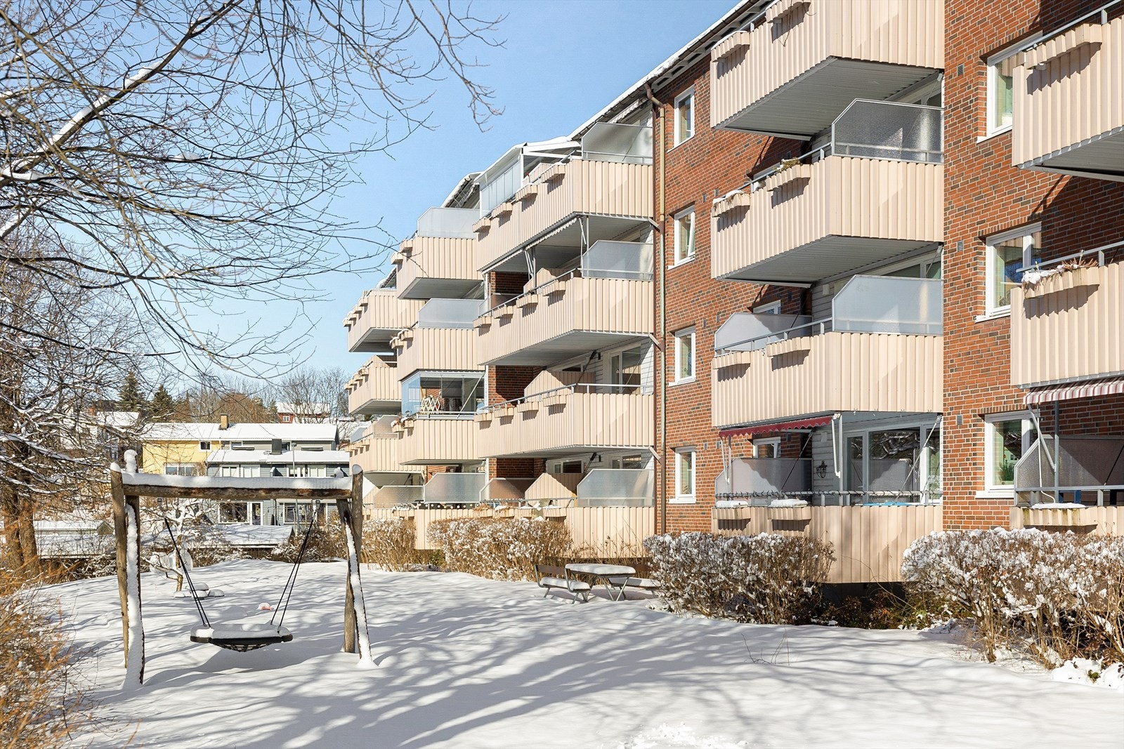 Borettslaget har store fellesarealer med sittegrupper, lekeapparater, plen og beplantning Galleribilde