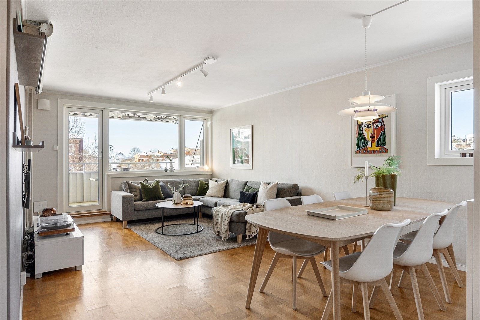 Stuen er holdt i lyse og behagelige farger som passer godt med parketten Galleribilde