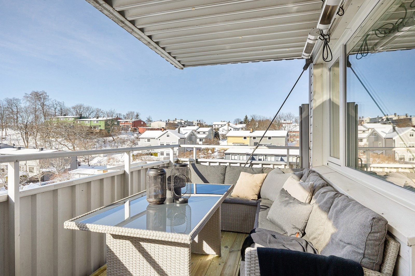 Leiligheten ligger i 3. etasje og inneholder entré, kjøkken, stue, bad og to soverom Galleribilde