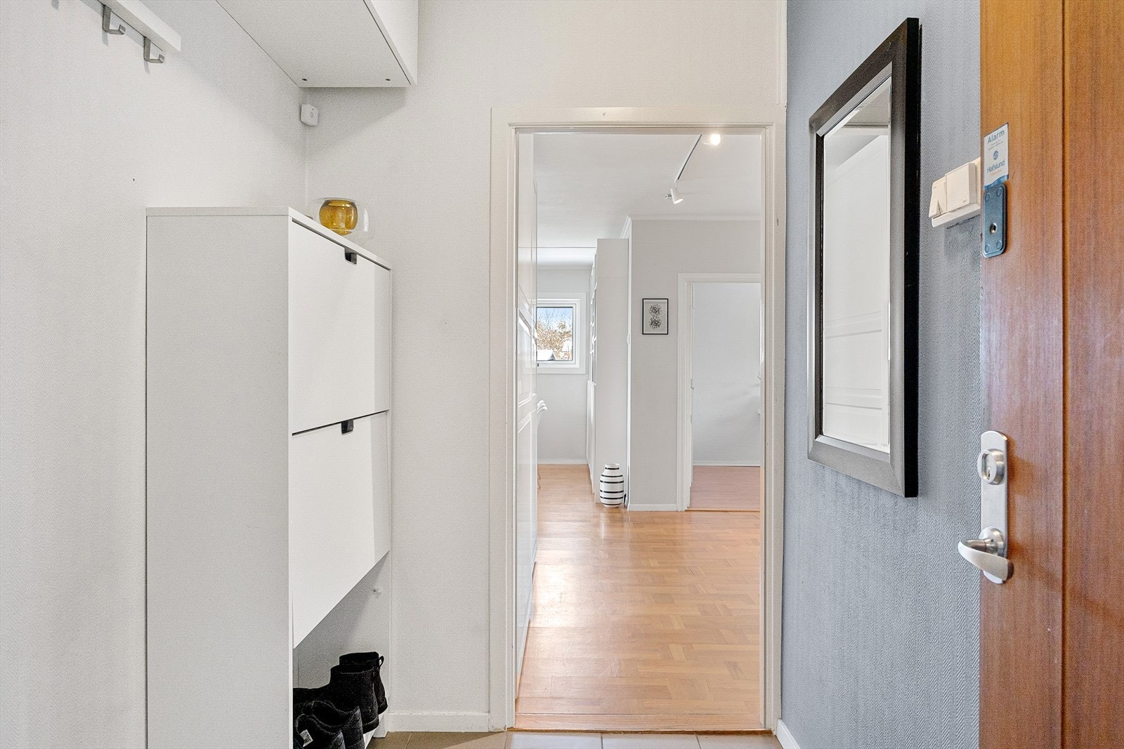 Entréen har plass til sko og knagger Galleribilde