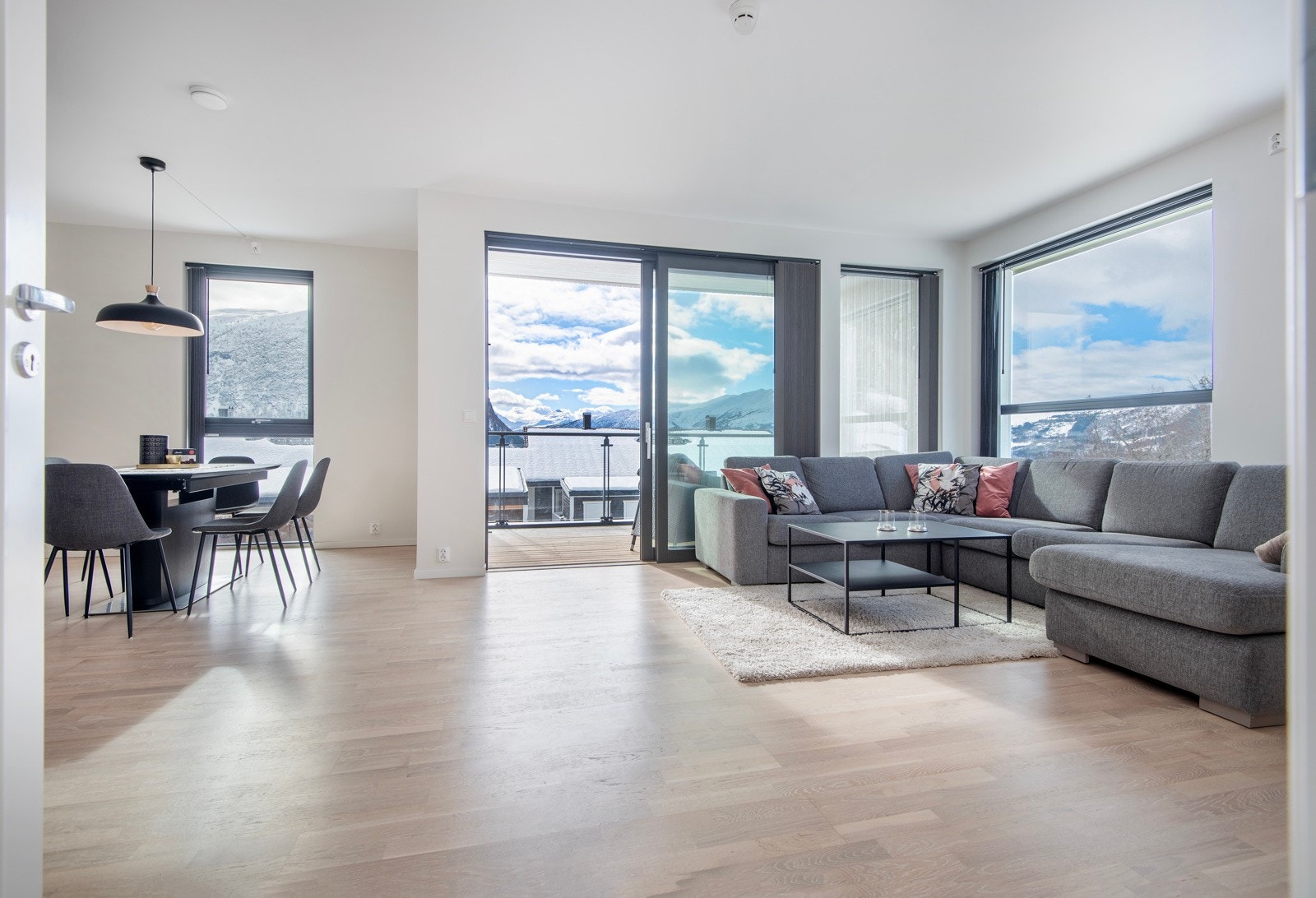 Stue og spisestue/ kjøkken i åpen løsning, som endeleilighet får man ekstra vinduer og flott gjennomlys i boligen. Galleribilde