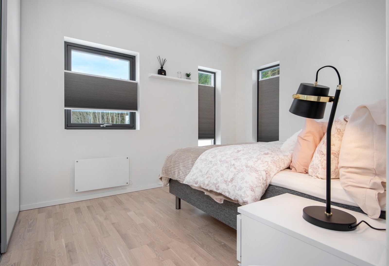 Soverommene har samme lyse farger og pene gulv som resten av leiligheten. Siden dette er endeleilighet er det flere vinduer og god planløsning. Galleribilde