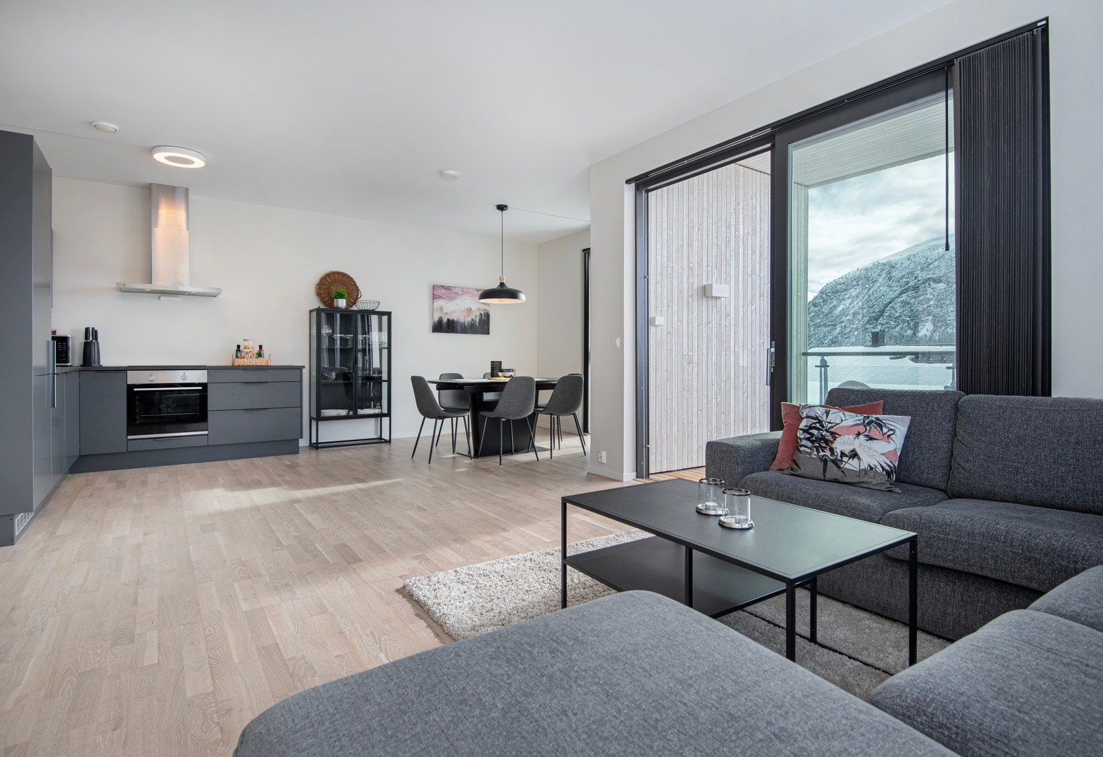 Det er åpen og fin løsning mellom stue og kjøkken. Galleribilde