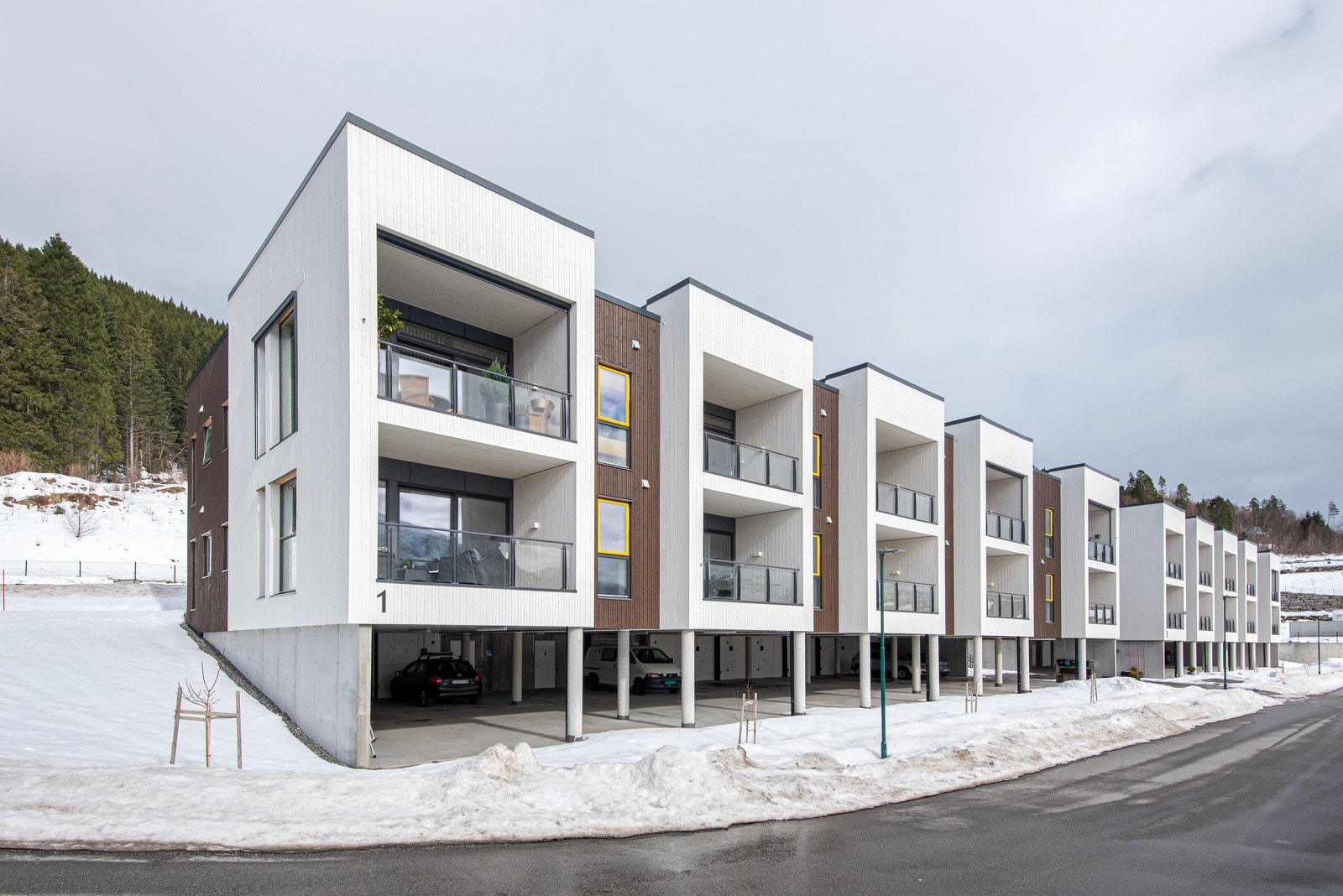 Velkommen til denne flotte endeleiligheten i Håmyra 1E - leiligheten ligger i 2.etasje og bygningen er oppført i 2020 Galleribilde