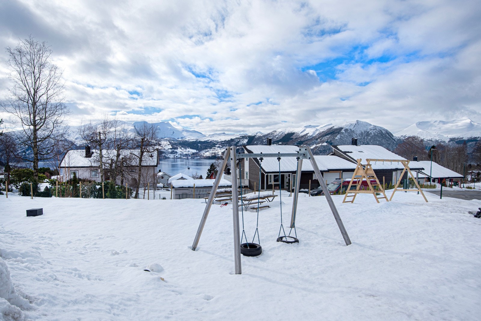 Det er opparbeidet fine fellesområder for beboerne, som denne leikeplassen med disser og boltreplass. Galleribilde