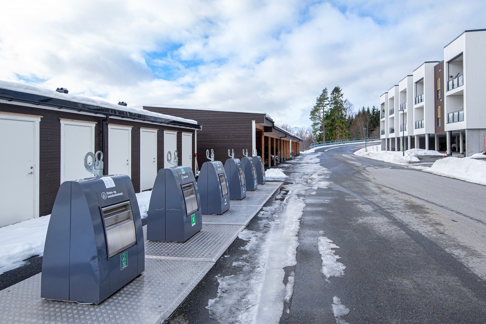 Det er tilrettelagt for kildesortering i felles containere ute. Galleribilde