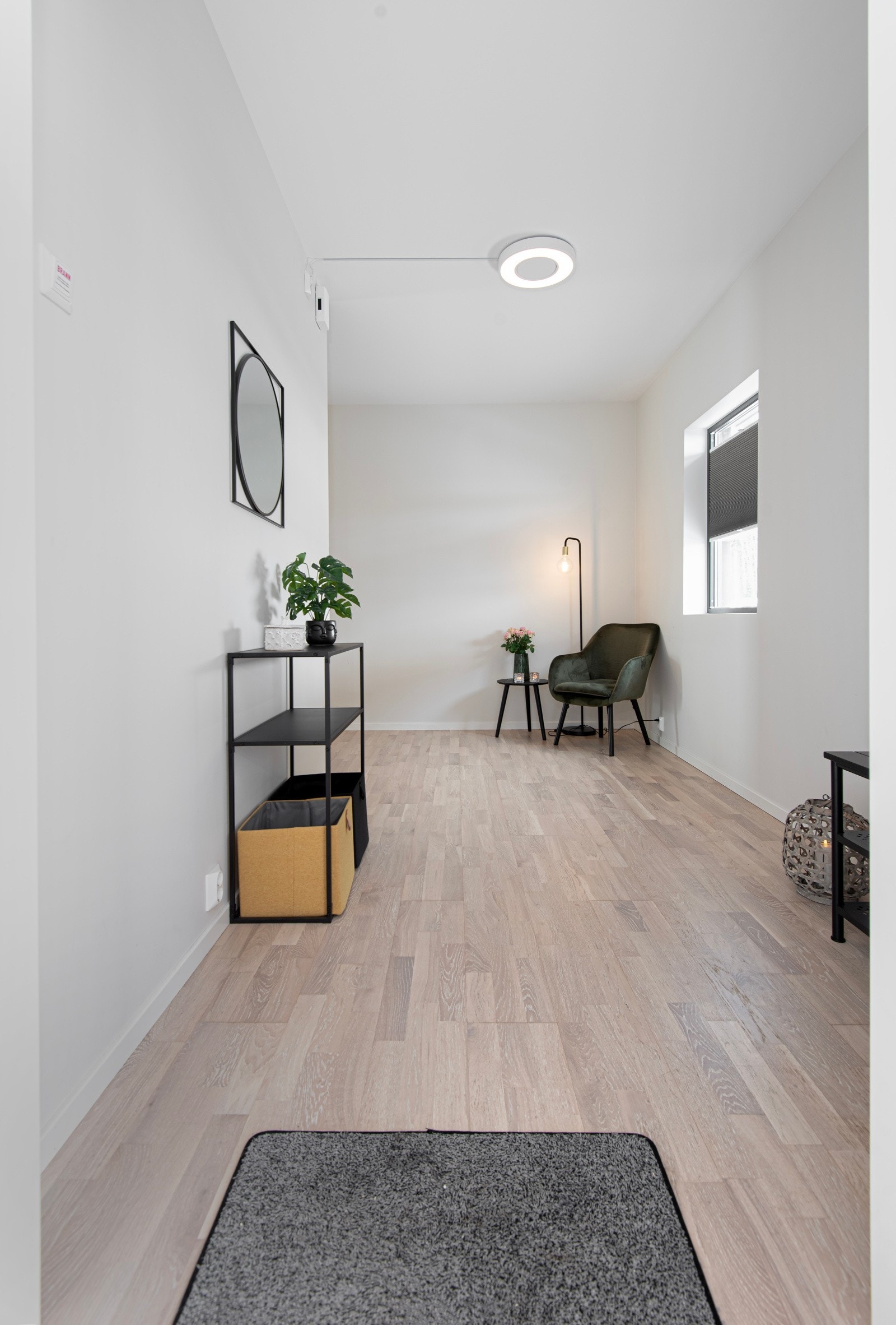 Det er parkett på gulvet som også har varmekabler. Lyst og tiltalende. Galleribilde