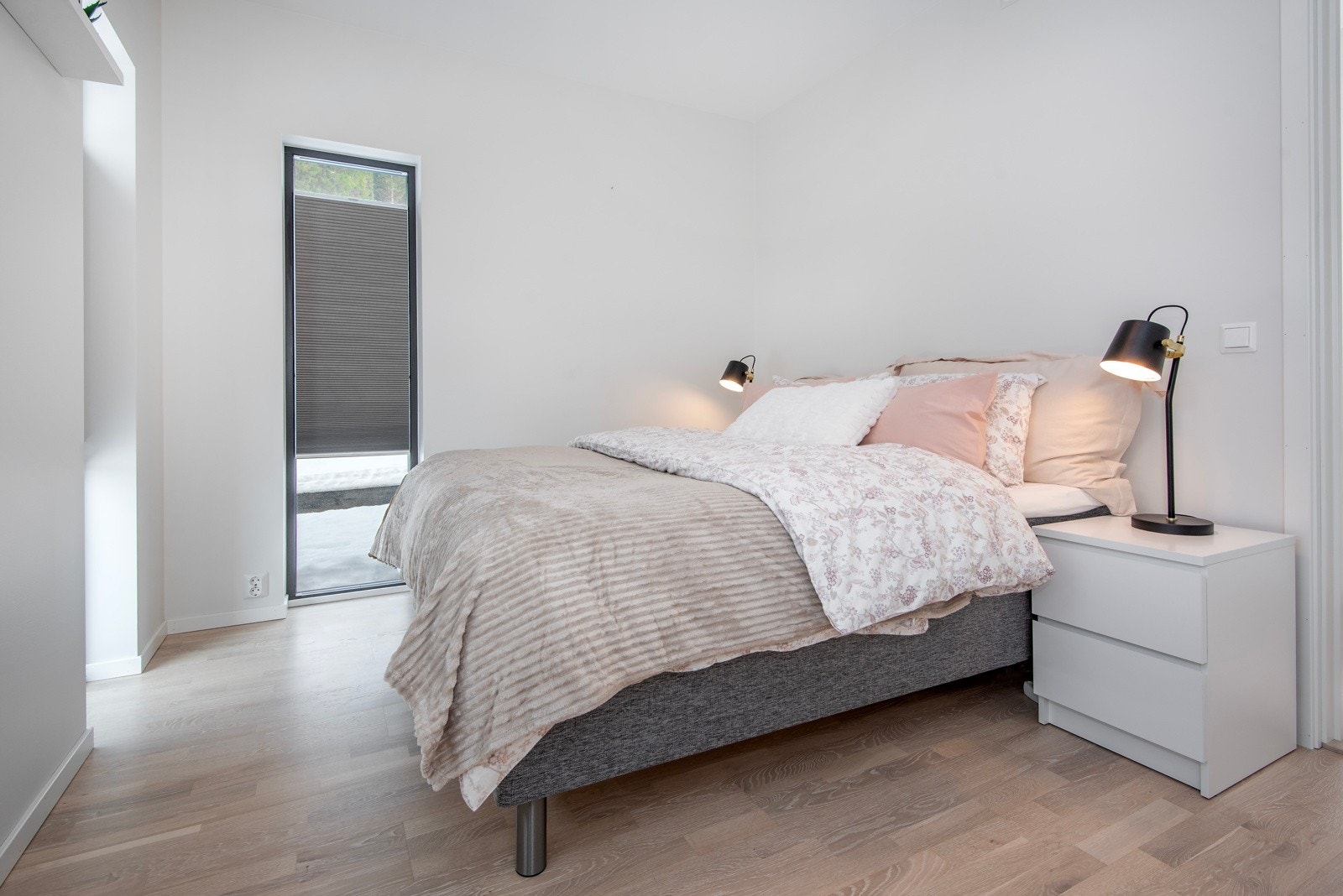 Soverom nr 2 har også plass til dobbelseng. Flott sidevindu som går helt til gulvet gir fint lys. Galleribilde